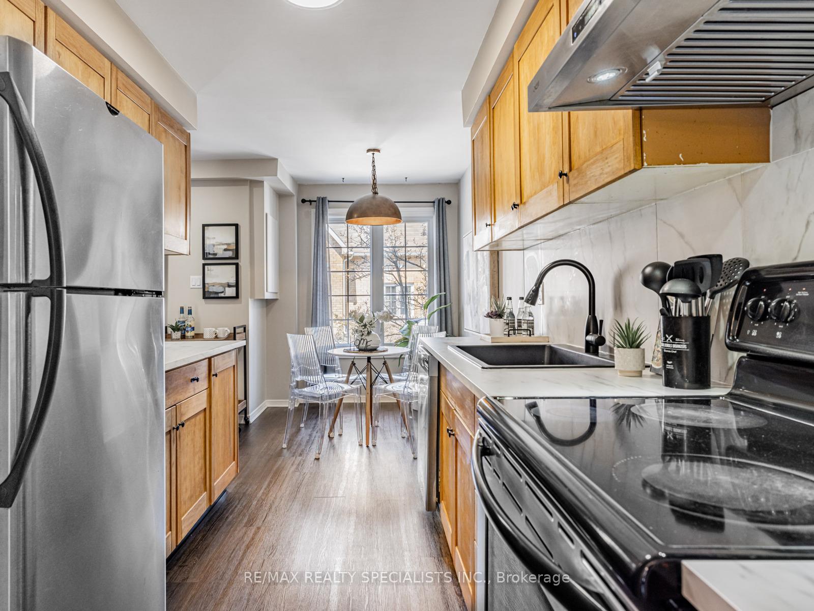 2 Bedrooms Condo at 2055 WALKERS, Burlington For sale