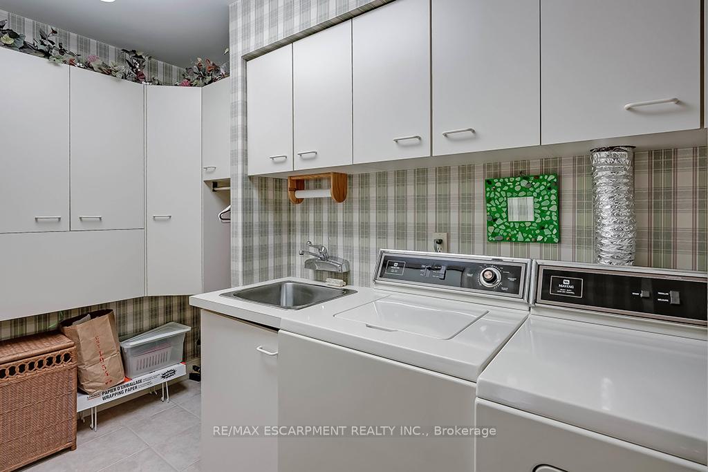 2 Bedrooms Condo at 2220 Lakeshore, Burlington For sale
