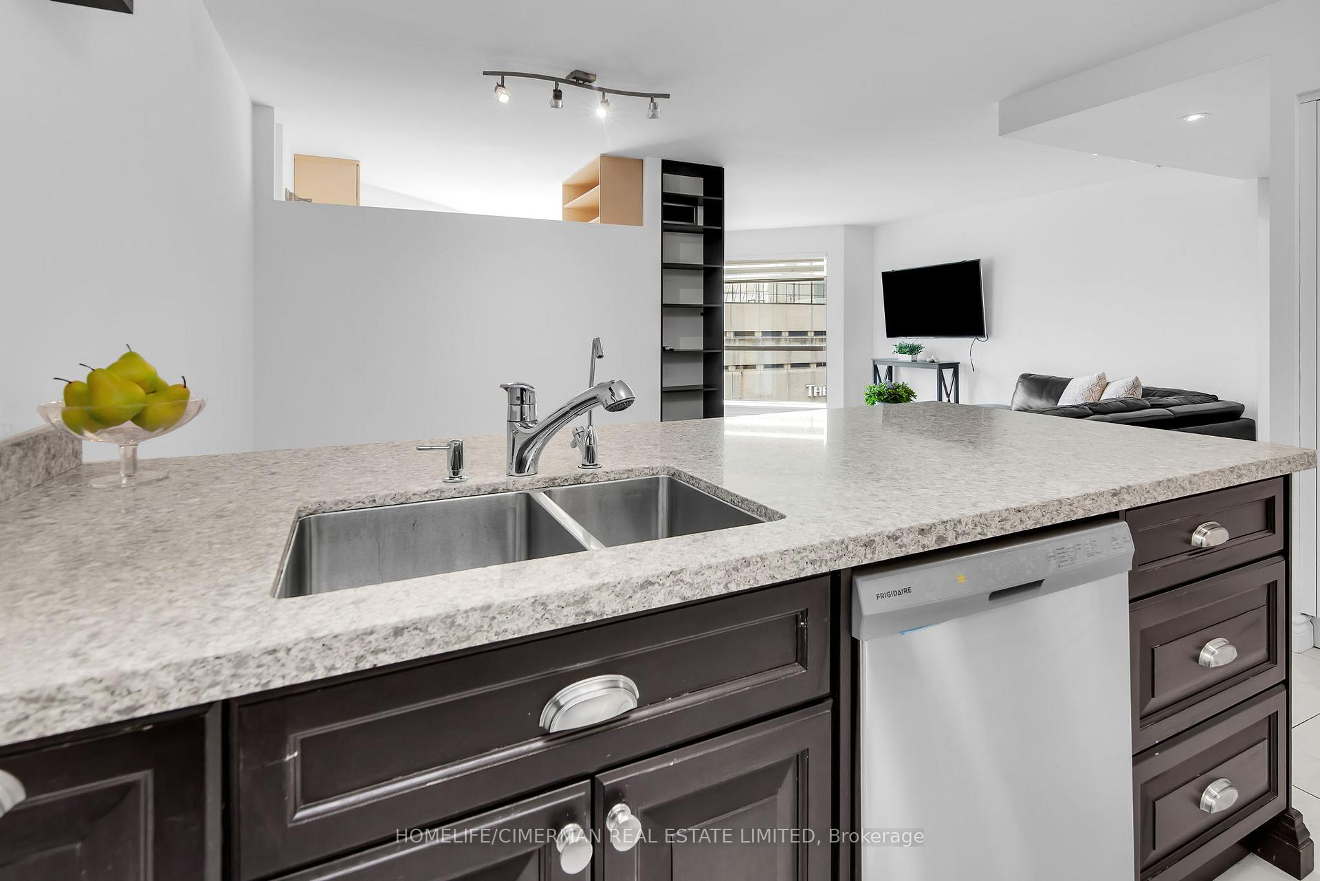 3 Bedrooms Condo at 10 Queens Quay, Toronto For sale