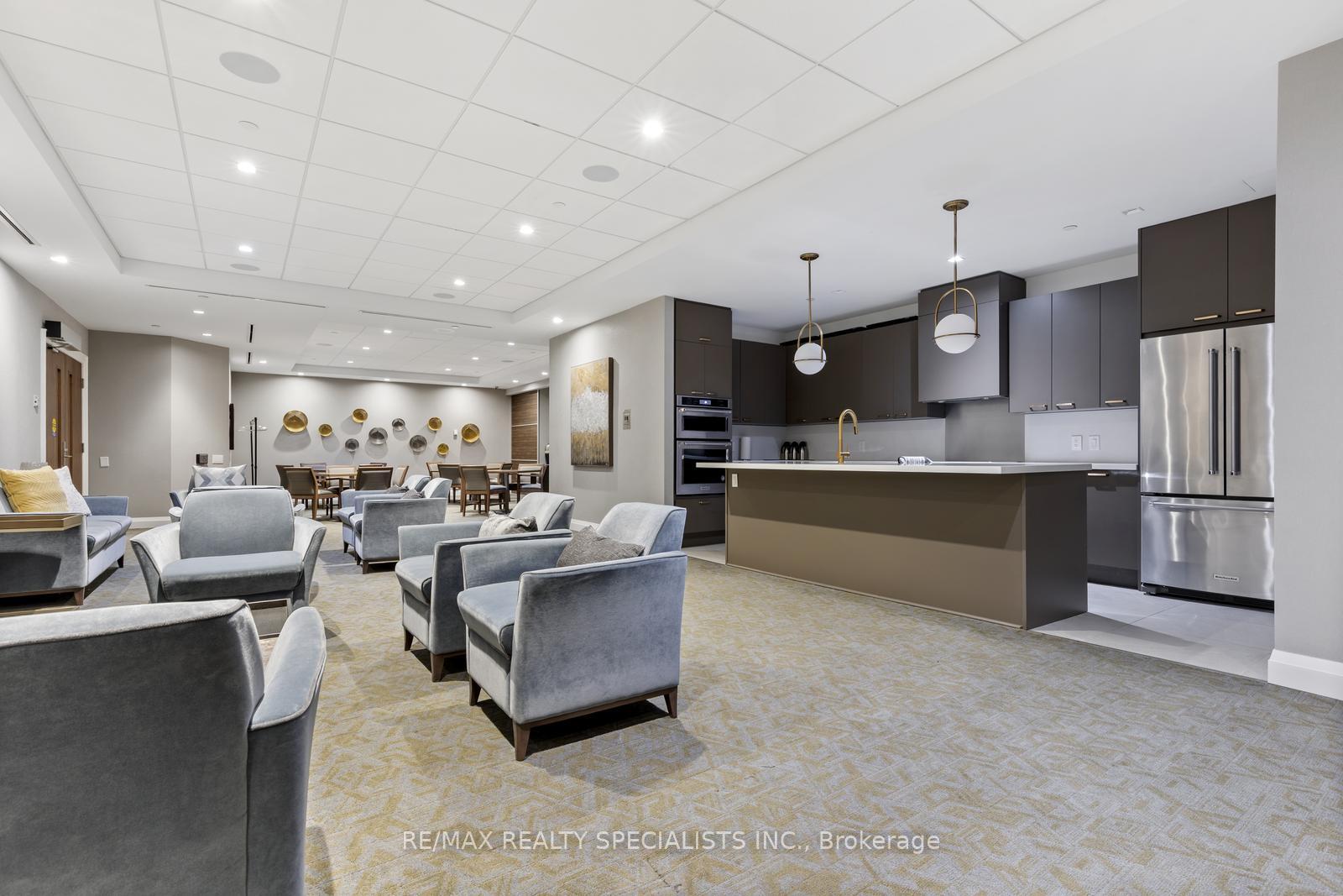 2 Bedrooms Condo at 1800 The Collegeway, Mississauga For sale