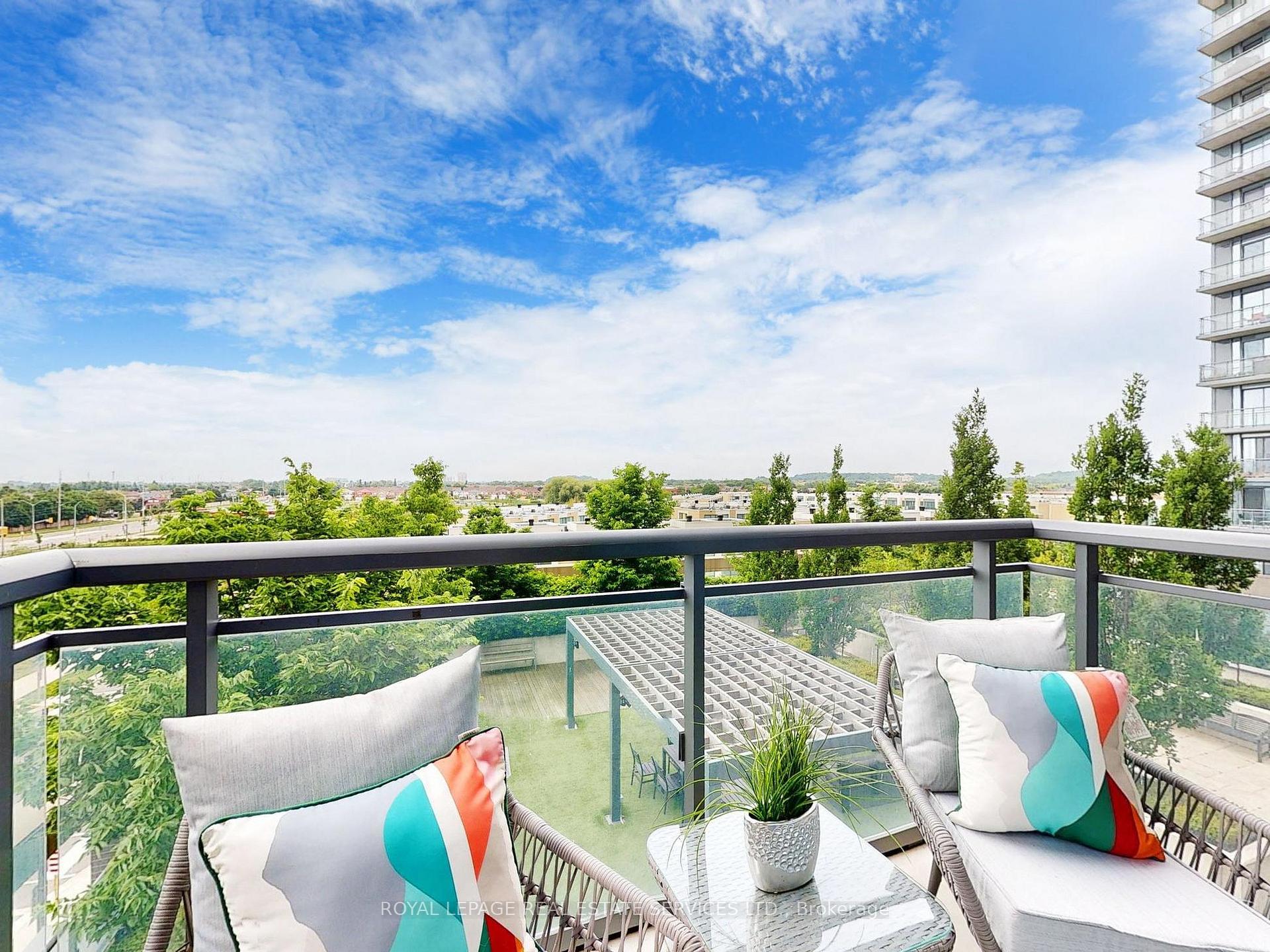 3 Bedrooms Condo at 5025 Four Springs, Mississauga For sale