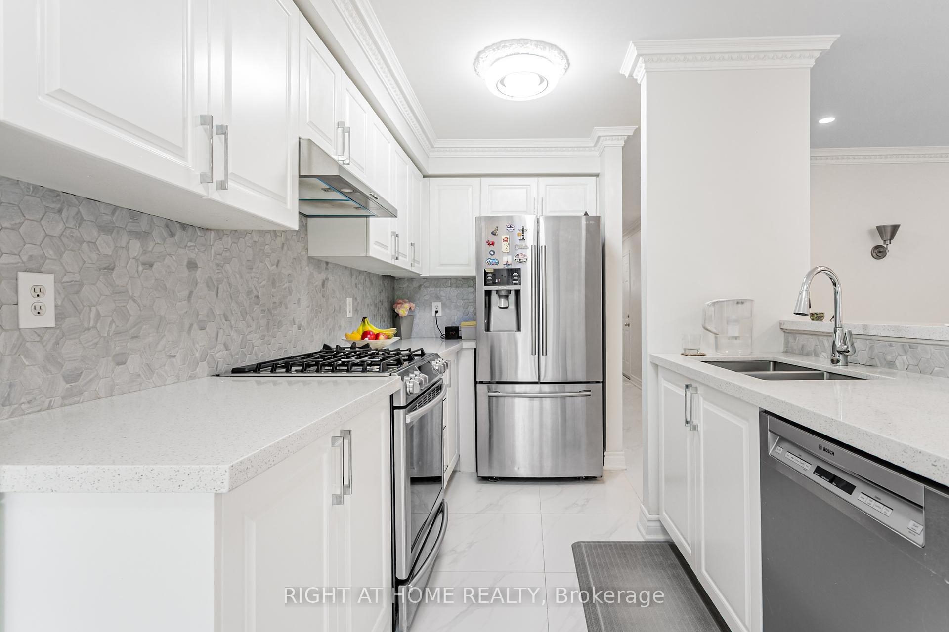 4 Bedrooms Condo at 5223 Fairford, Mississauga For sale