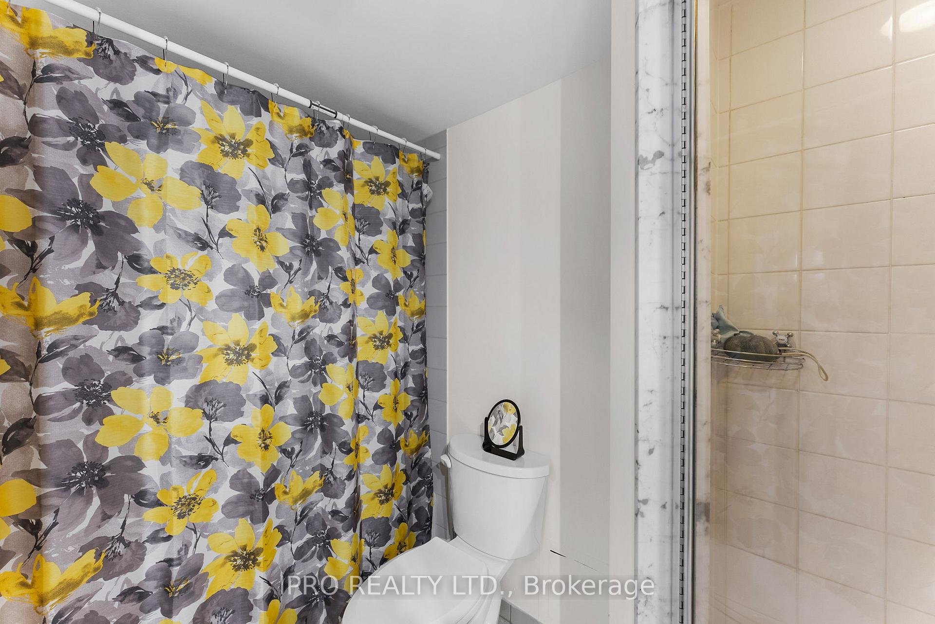 3 Bedrooms Condo at 700 Constellation, Mississauga For sale