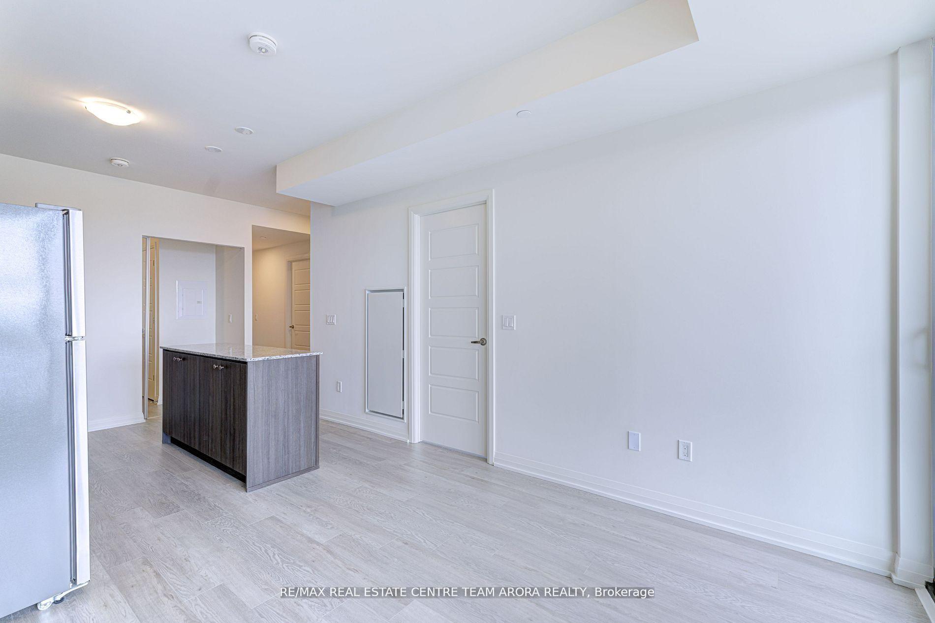 2 Bedrooms Condo at 1415 Dundas, Oakville For sale