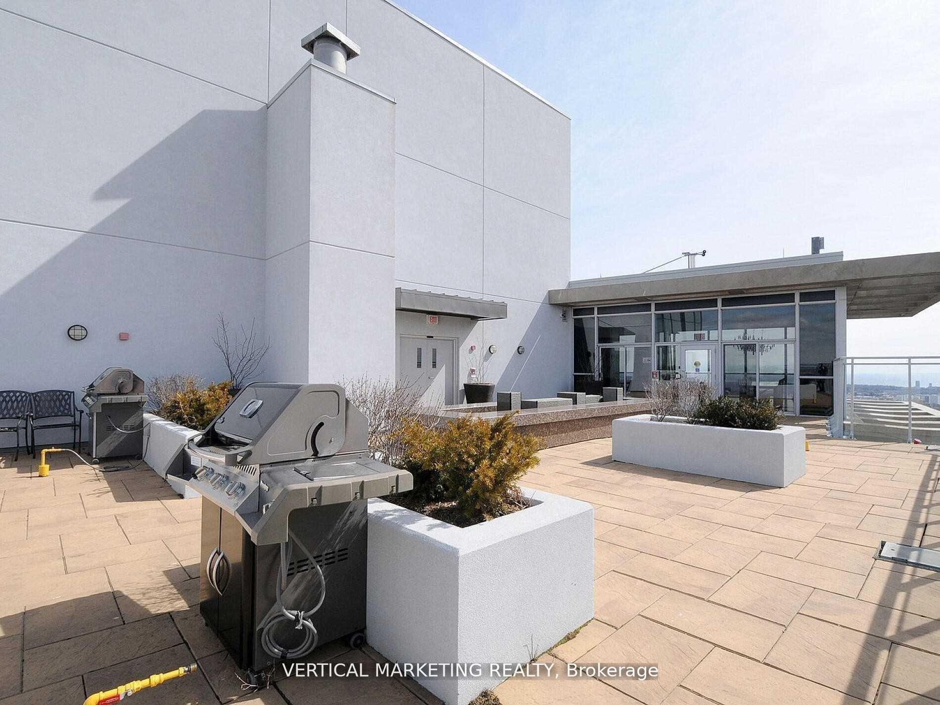 2 Bedrooms Condo at 223 Webb, Mississauga For sale