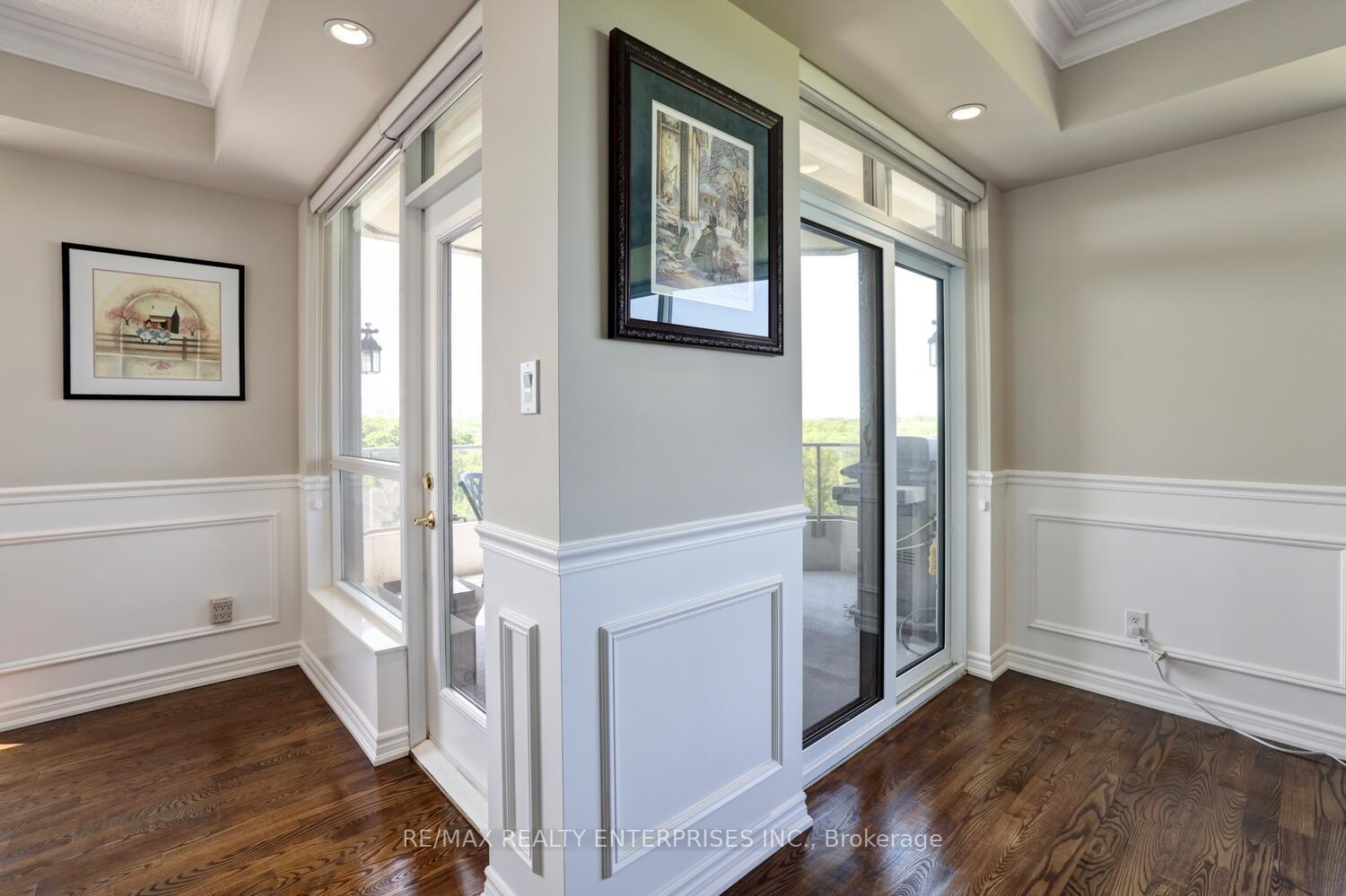3 Bedrooms Condo at 1900 The Collegeway, Mississauga For sale
