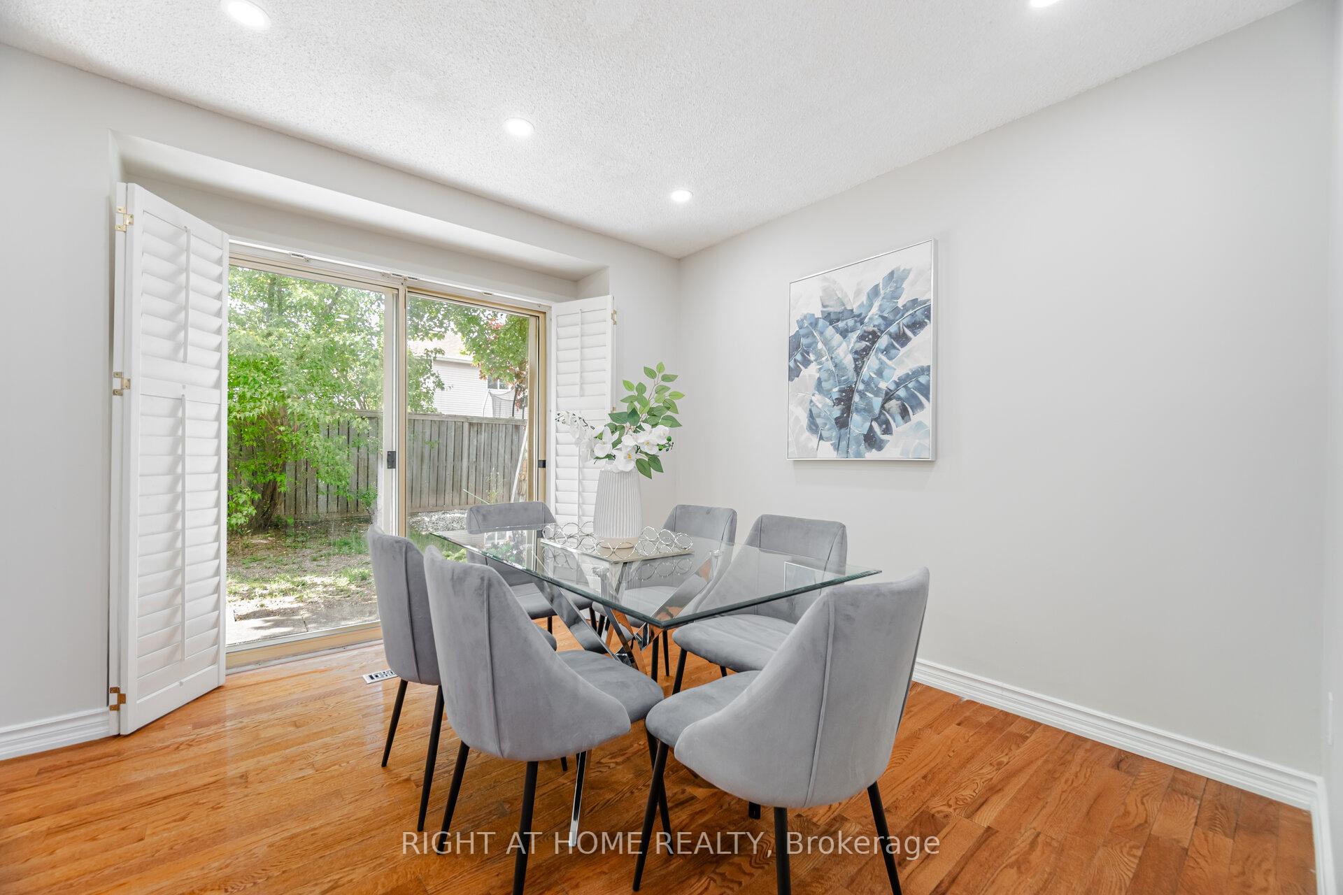 3 Bedrooms Condo at 3600 Colonial, Mississauga For sale