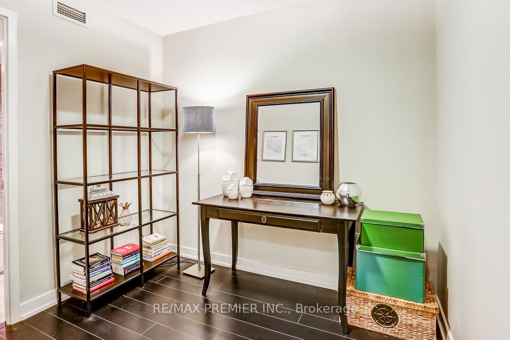 2 Bedrooms Condo at 10 Capreol, Toronto For sale