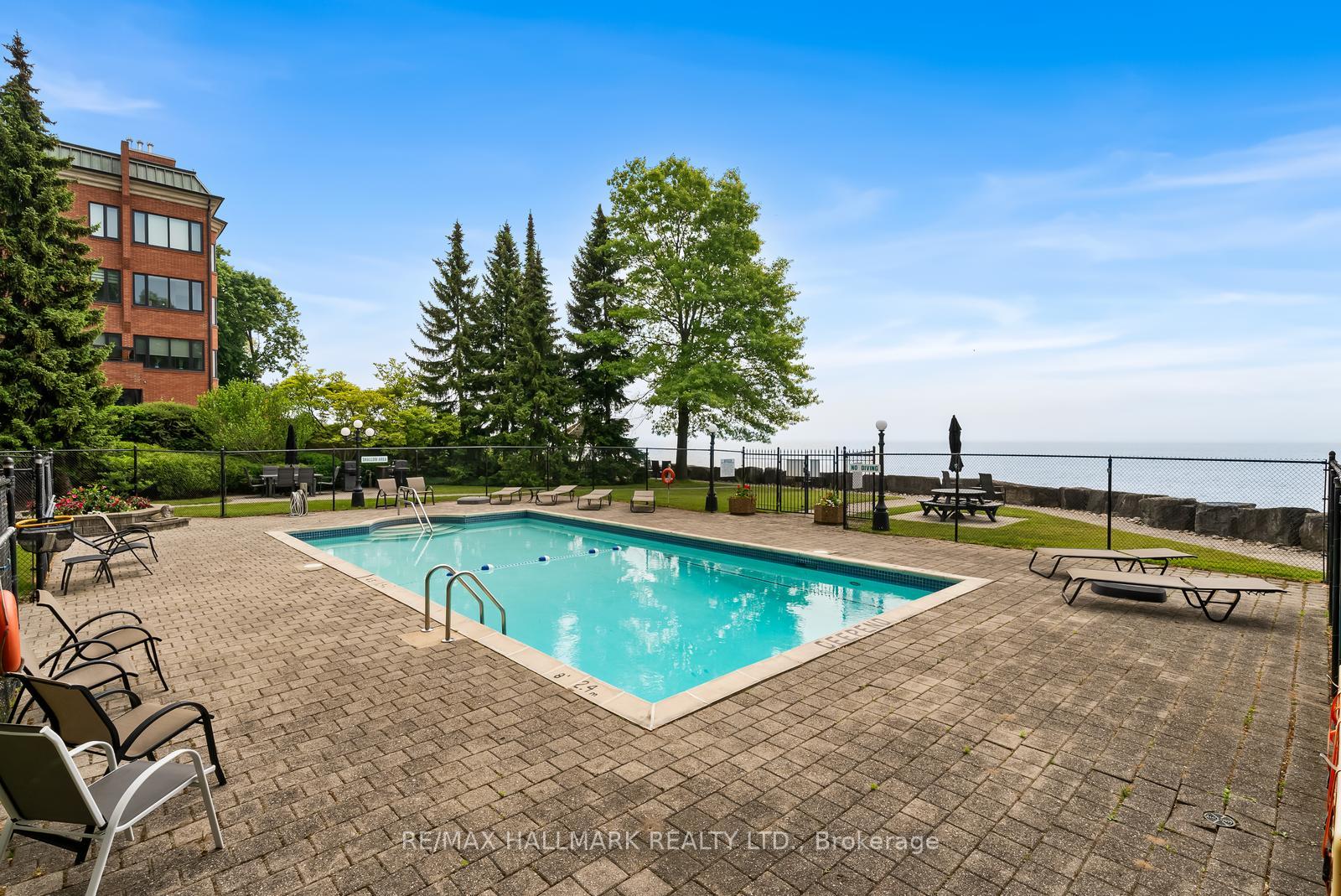 2 Bedrooms Condo at 2210 Lakeshore, Burlington For sale