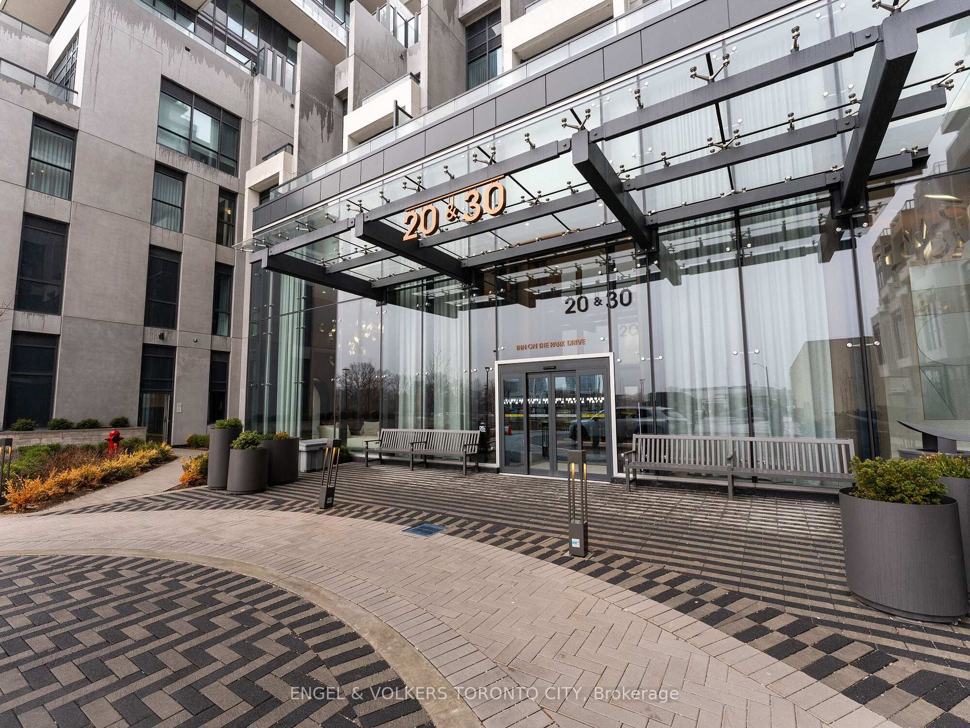 4 Bedrooms Condo at 30 Inn On The Park, Toronto For sale