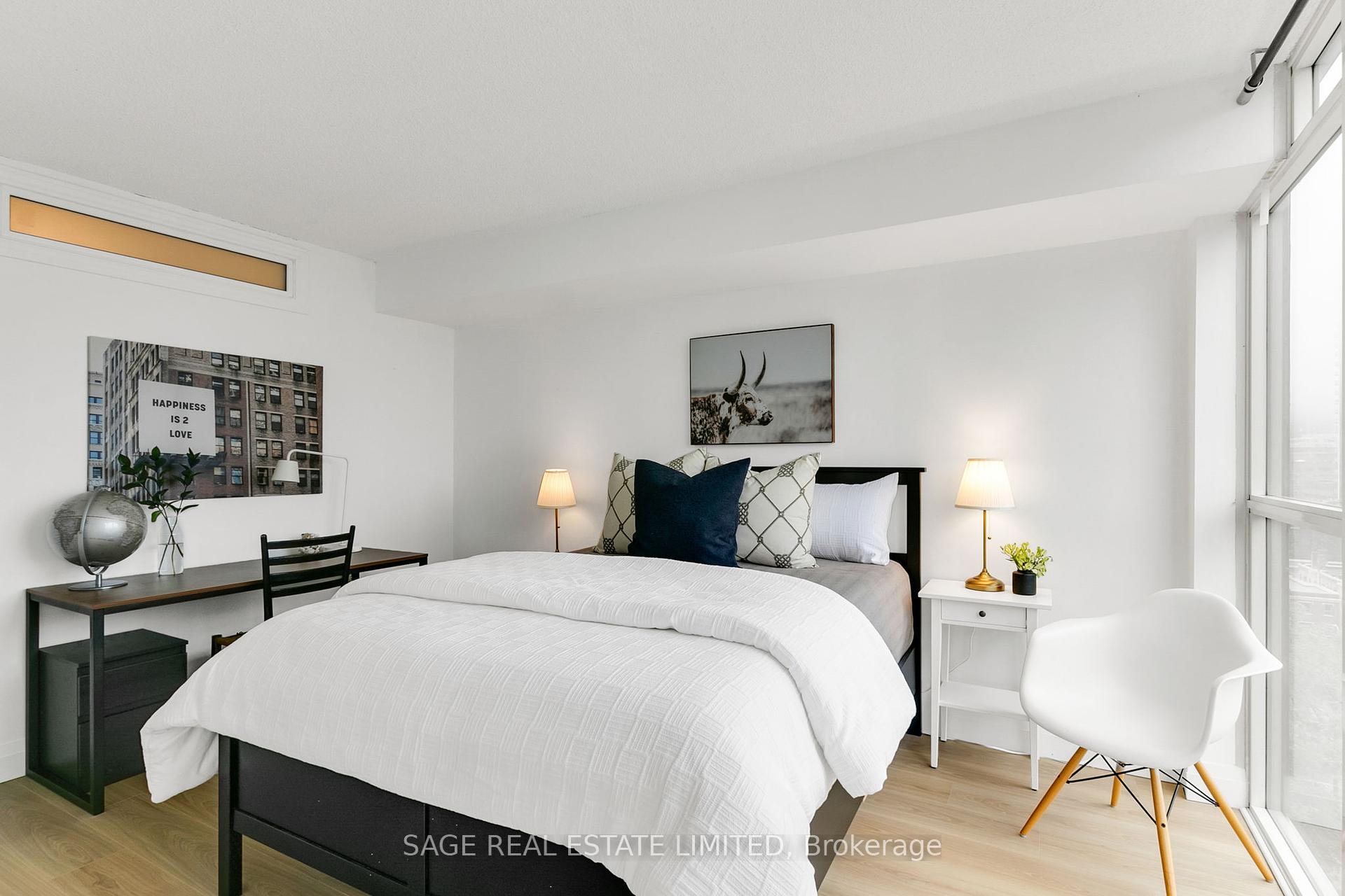 2 Bedrooms Condo at 15 Maitland, Toronto For sale