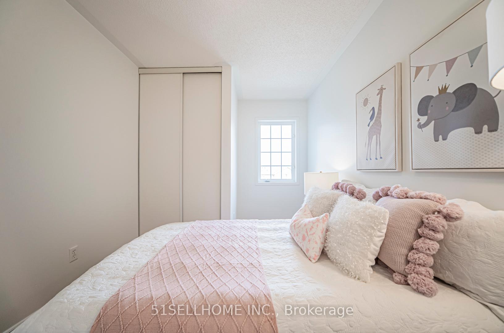 4 Bedrooms Condo at 858 Scollard,  Mississauga For sale
