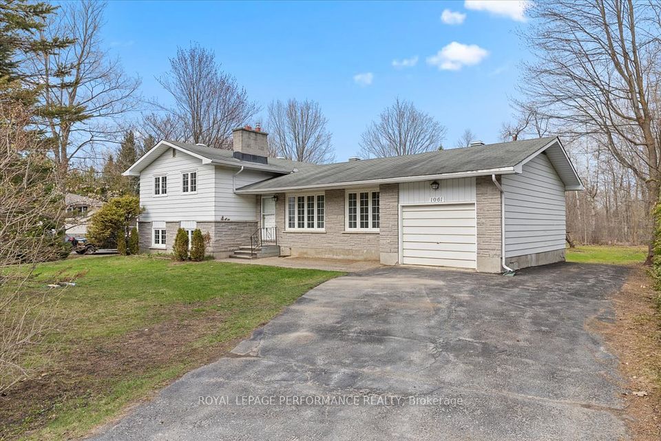 1061 Manotick Station