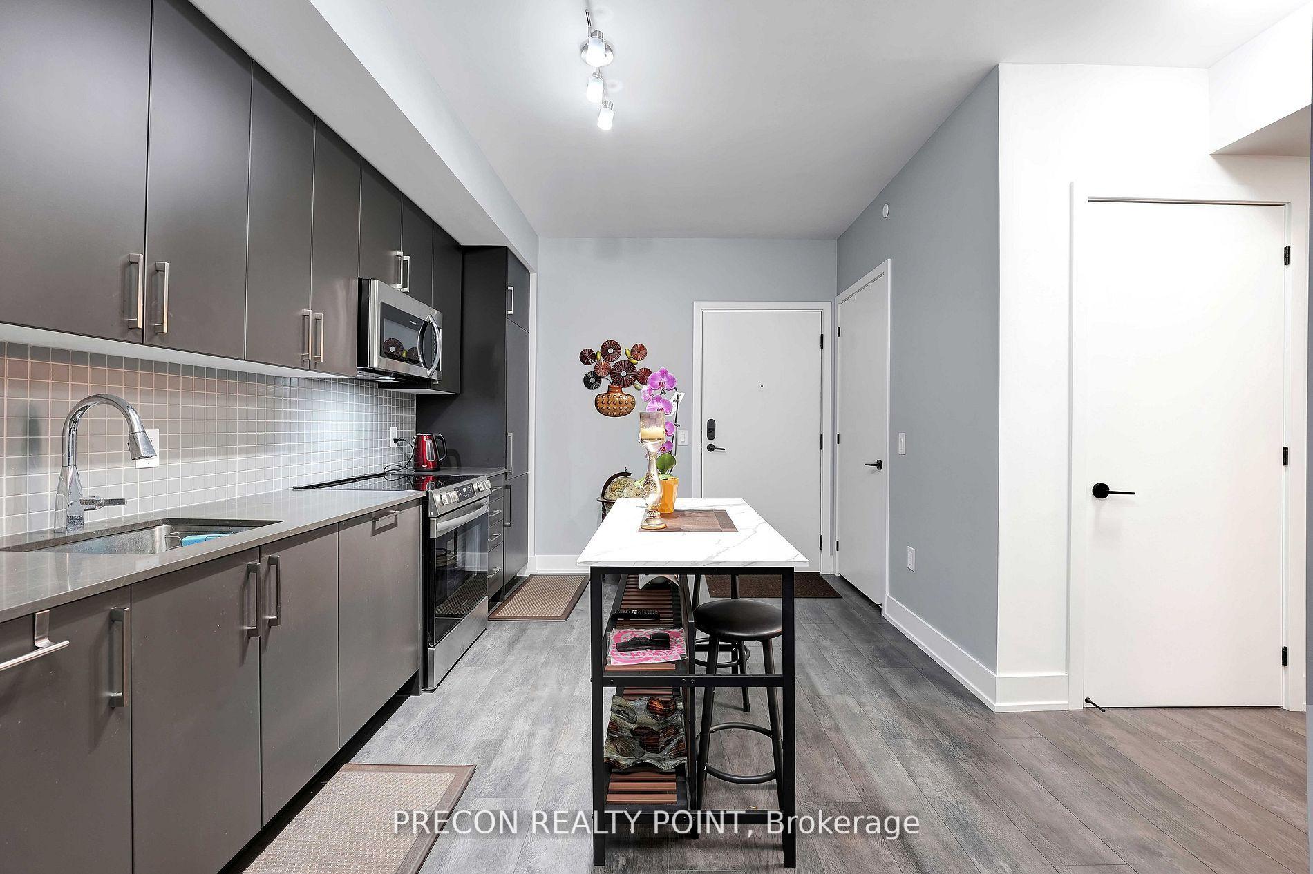 2 Bedrooms Condo at 2450 Old Bronte, Oakville For sale