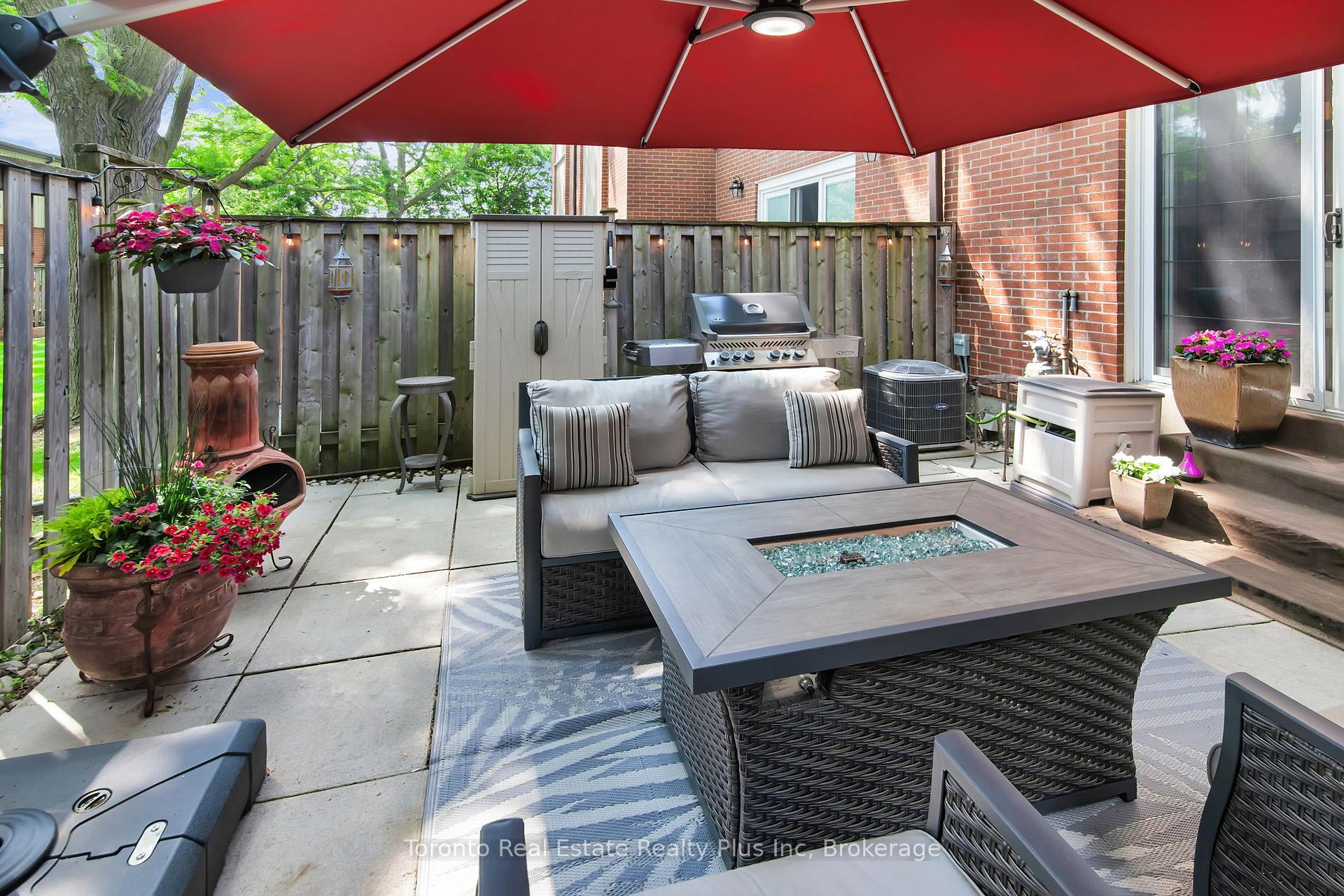 3 Bedrooms Condo at 400 Bloor, Mississauga For sale