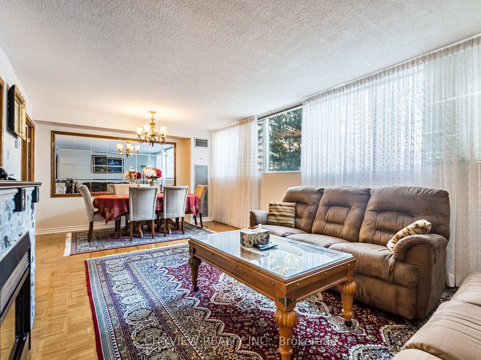 3 Bedrooms Condo at 3700 Kaneff, Mississauga For sale