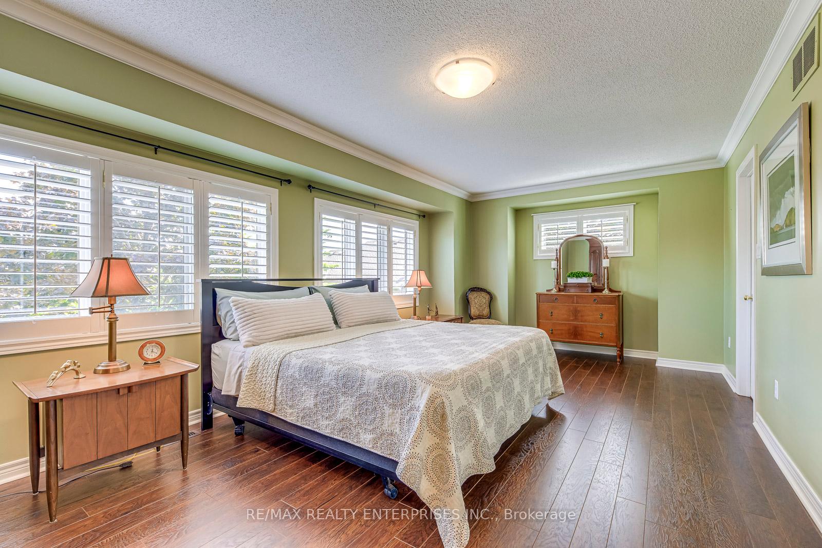 3 Bedrooms Condo at 5658 Glen Erin, Mississauga For sale