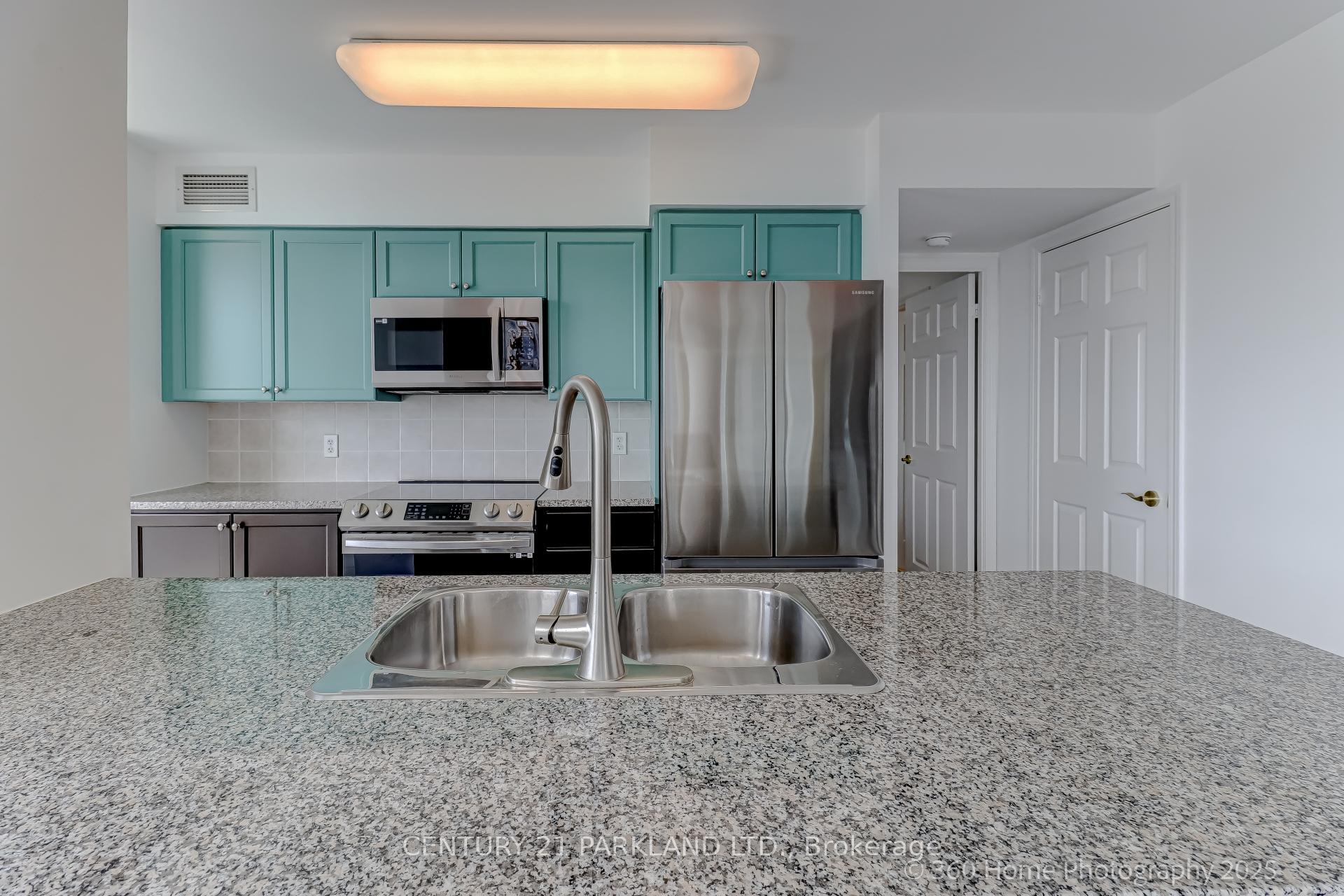 2 Bedrooms Condo at 30 Grand Trunk, Toronto For sale