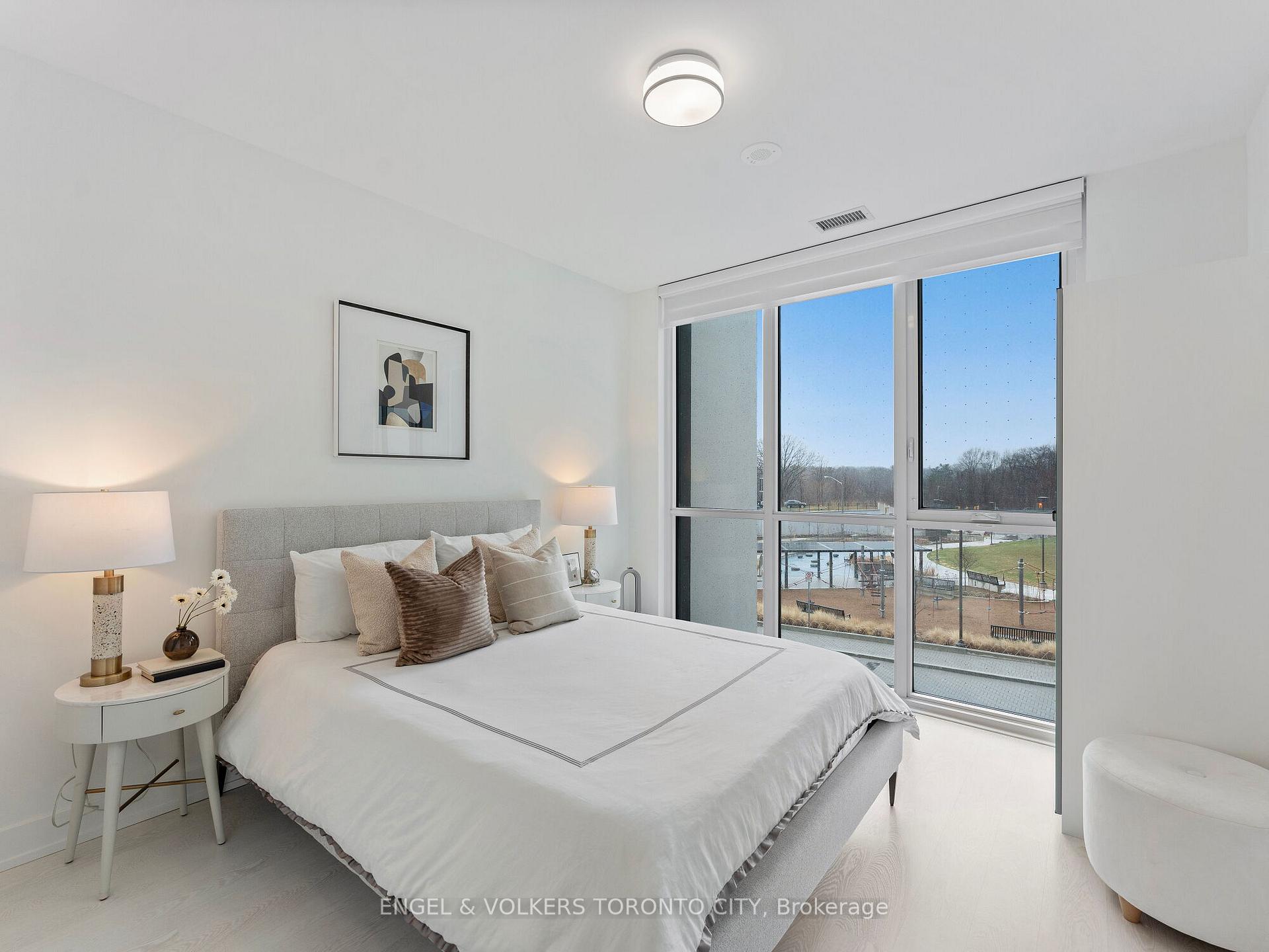 4 Bedrooms Condo at 30 Inn On The Park, Toronto For sale