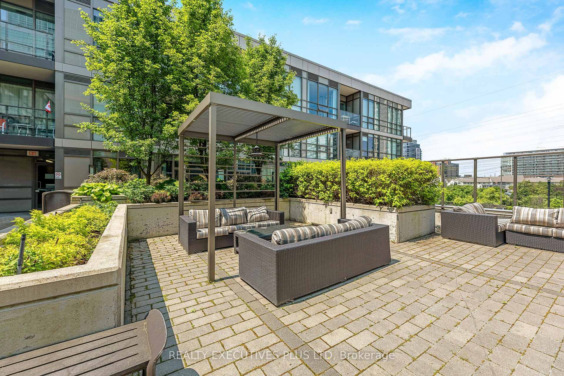 3 Bedrooms Condo at 8 Fieldway, Toronto For sale