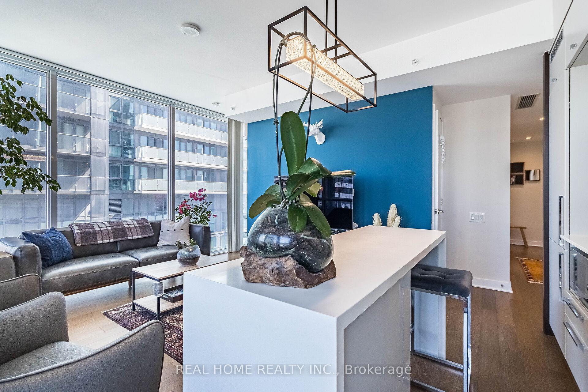 2 Bedrooms Condo at 15 Grenville,  Toronto For sale