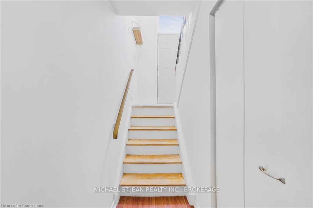 2 Bedrooms Condo at 621 Francis, Burlington For sale