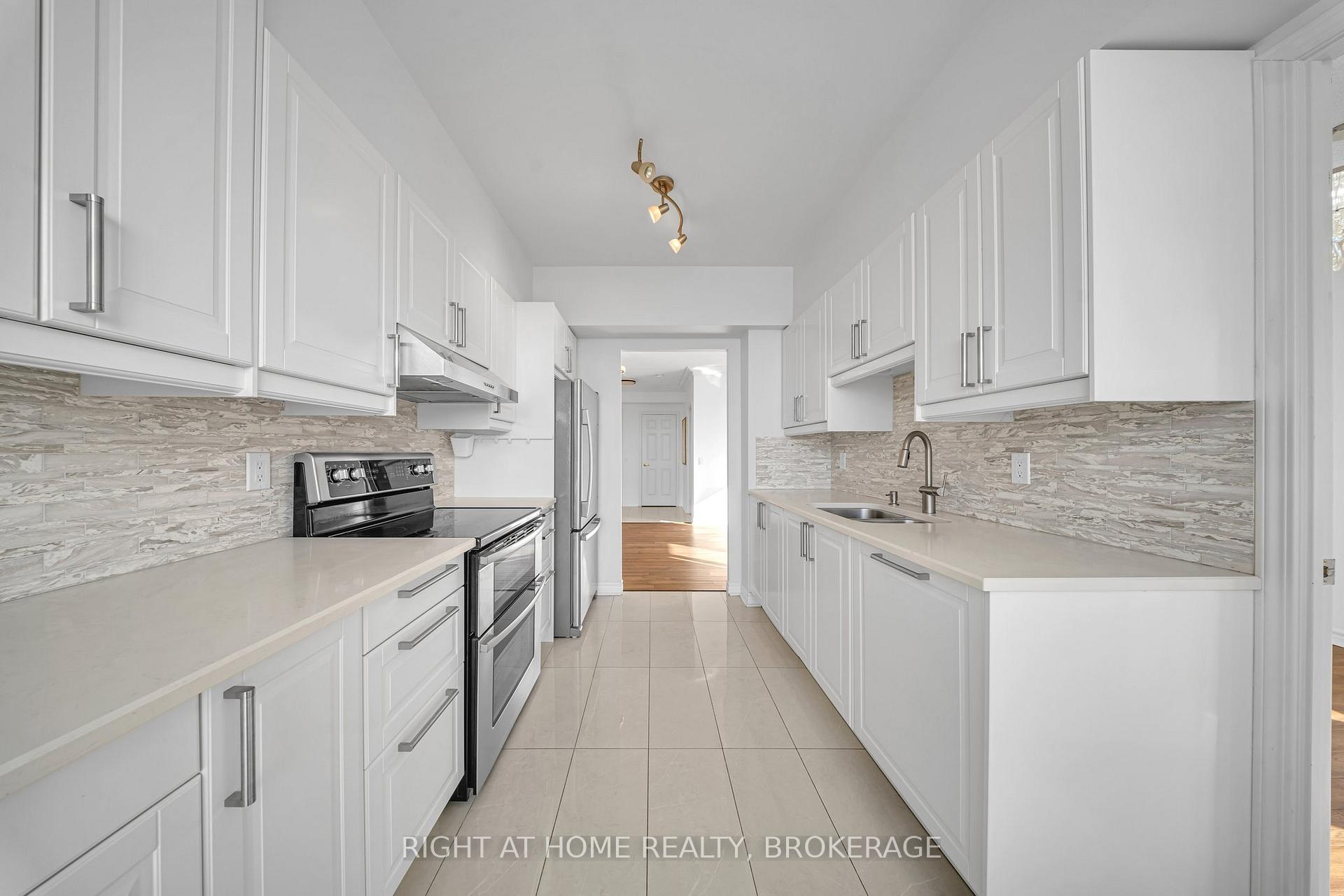 2 Bedrooms Condo at 55 STRATHAVEN, Mississauga For sale