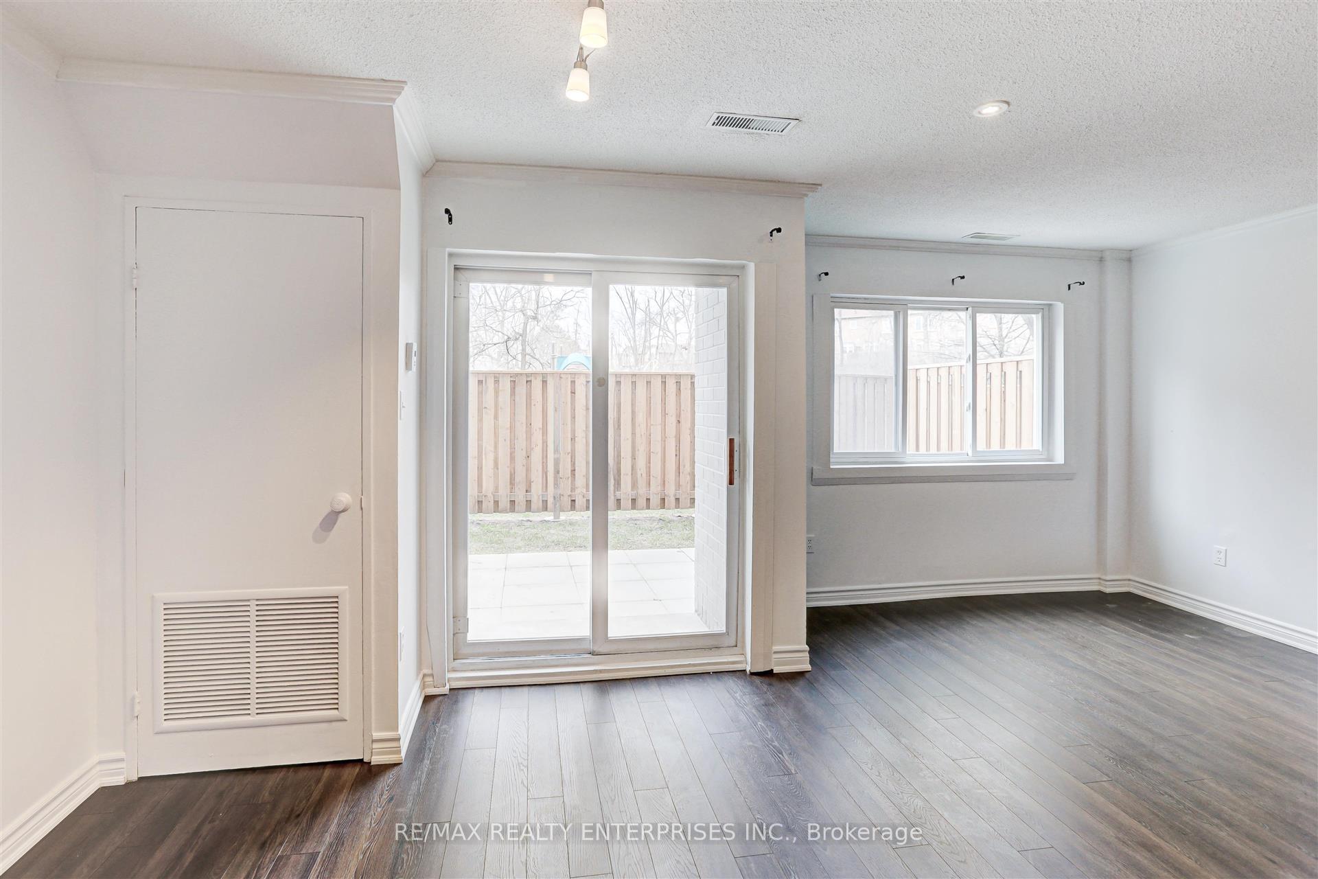 3 Bedrooms Condo at 2001 Bonnymede, Mississauga For sale