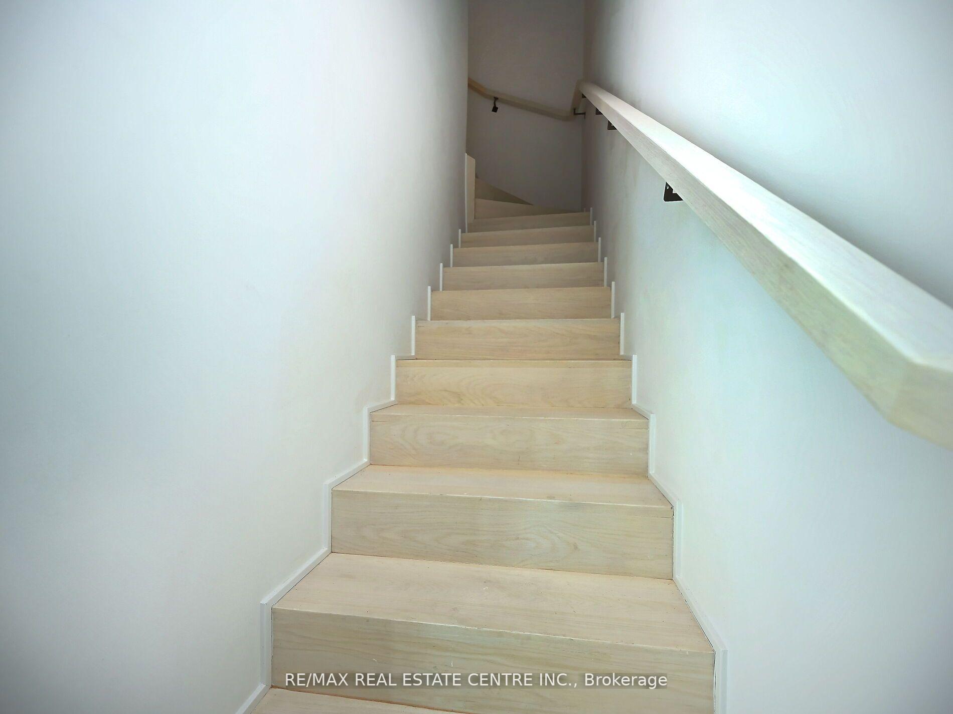 3 Bedrooms Condo at 3900 Confederation, Mississauga For sale