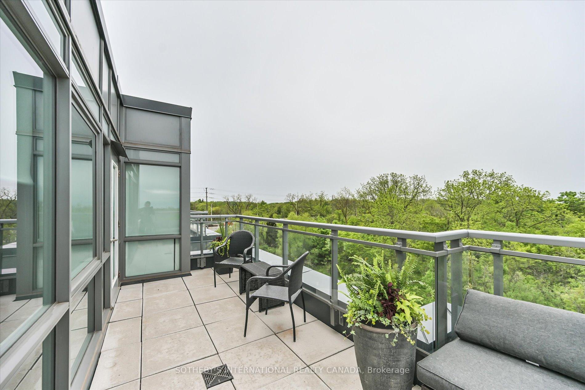 2 Bedrooms Condo at 5260 Dundas, Burlington For sale