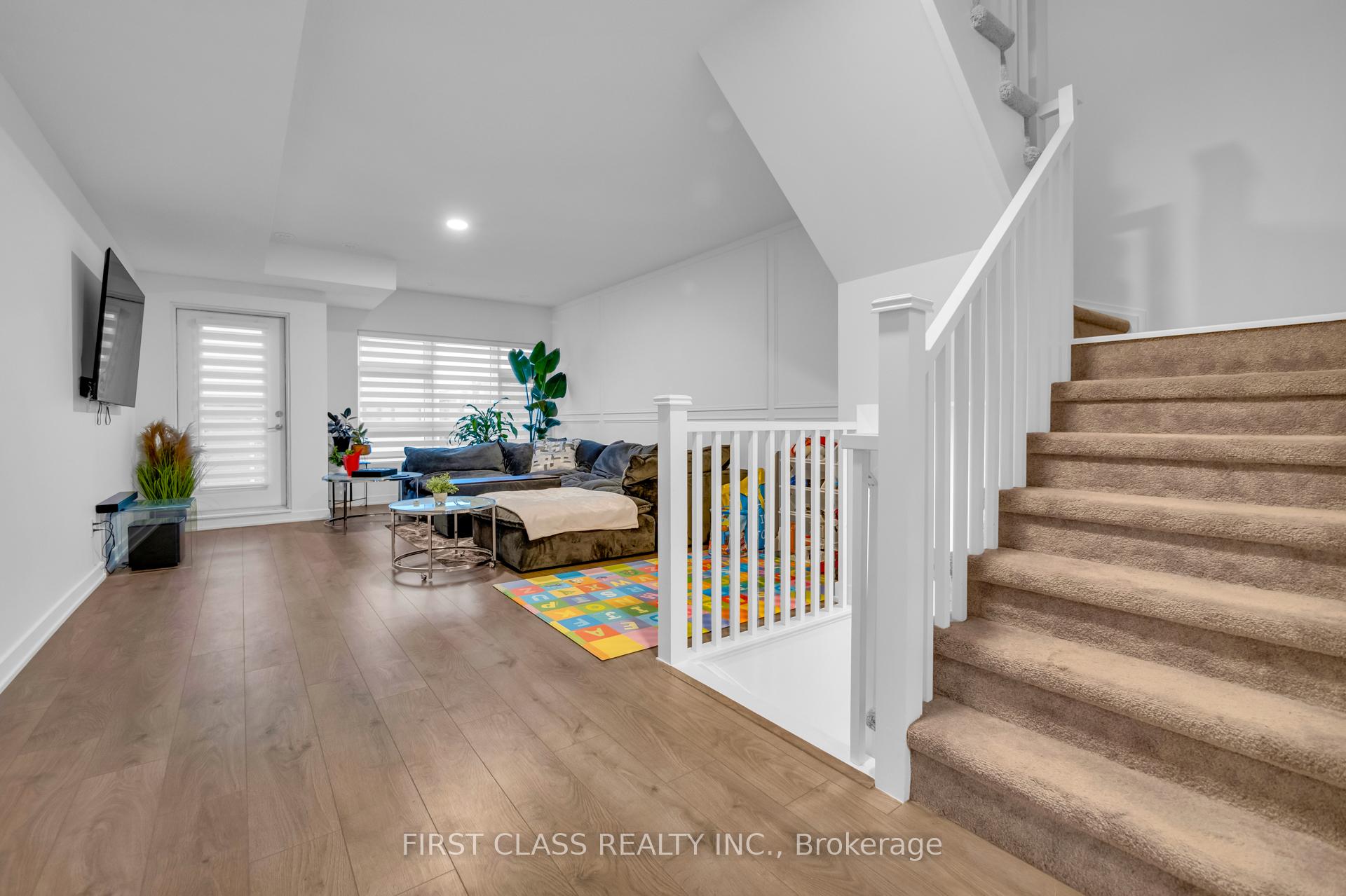 3 Bedrooms Condo at 1121 Cooke, Burlington For sale
