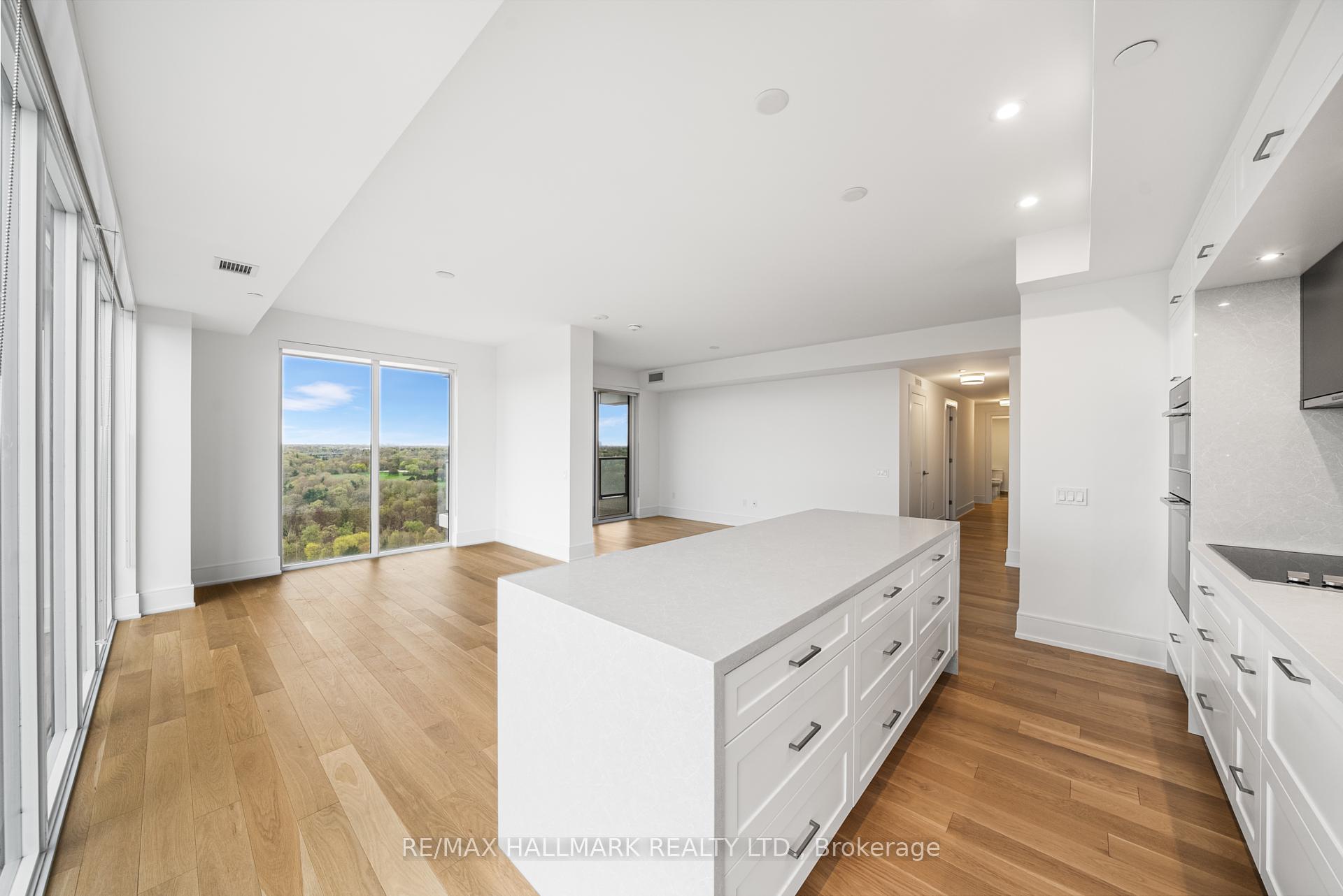 3 Bedrooms Condo at 10 Inn On The Park, Toronto For sale