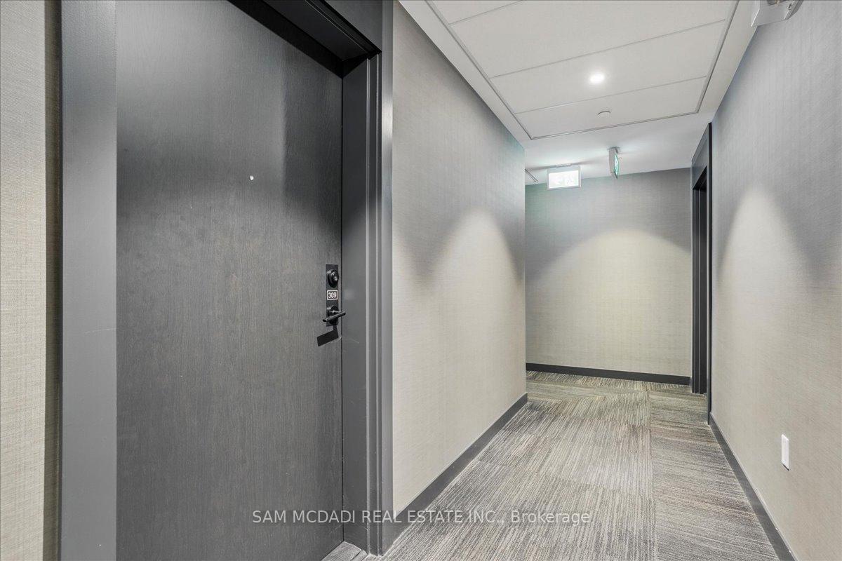 2 Bedrooms Condo at 210 Sabina Dr, Oakville For sale