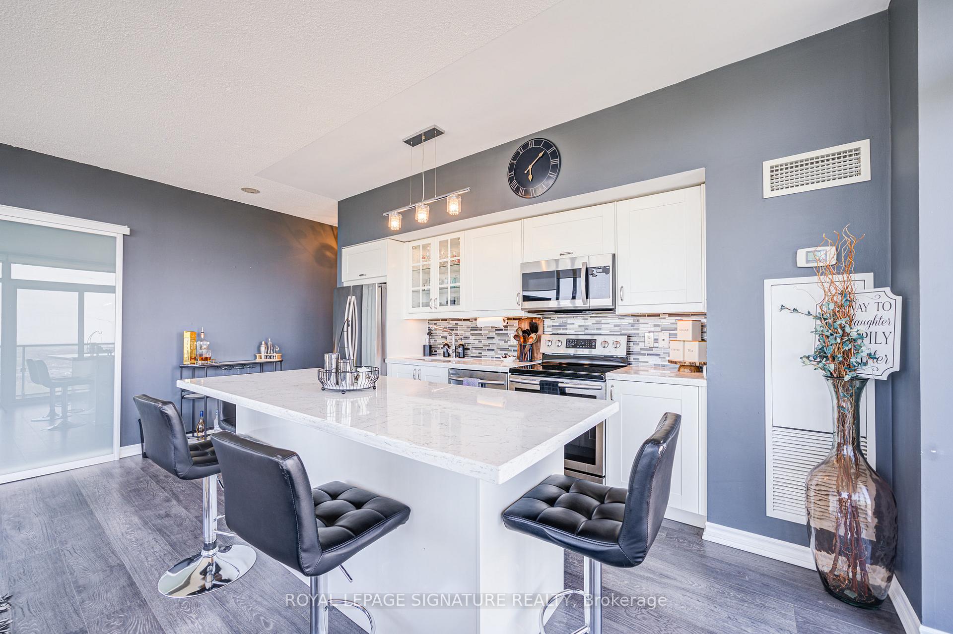 2 Bedrooms Condo at 105 The Queensway, Toronto For sale