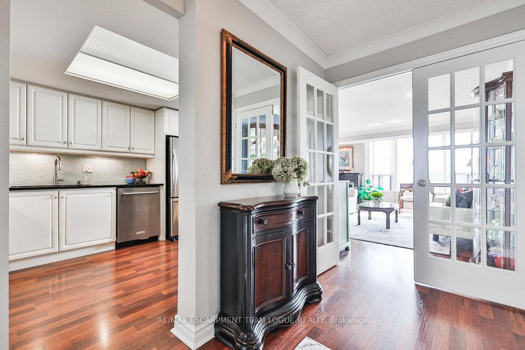 2 Bedrooms Condo at 2121 Lakeshore,  Burlington For sale