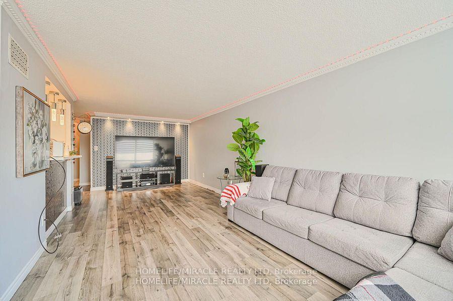 3 Bedrooms Condo at 5 Rowntree, Toronto For sale