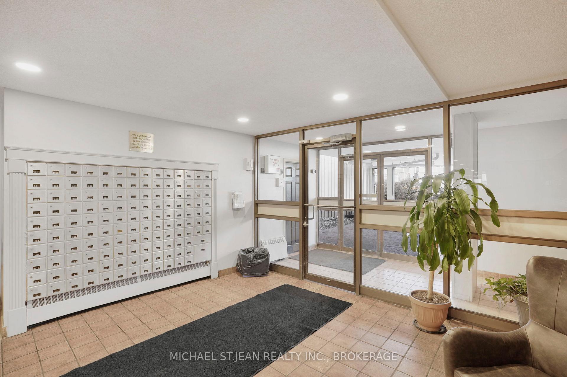 3 Bedrooms Condo at 15 Albright,  Hamilton For sale