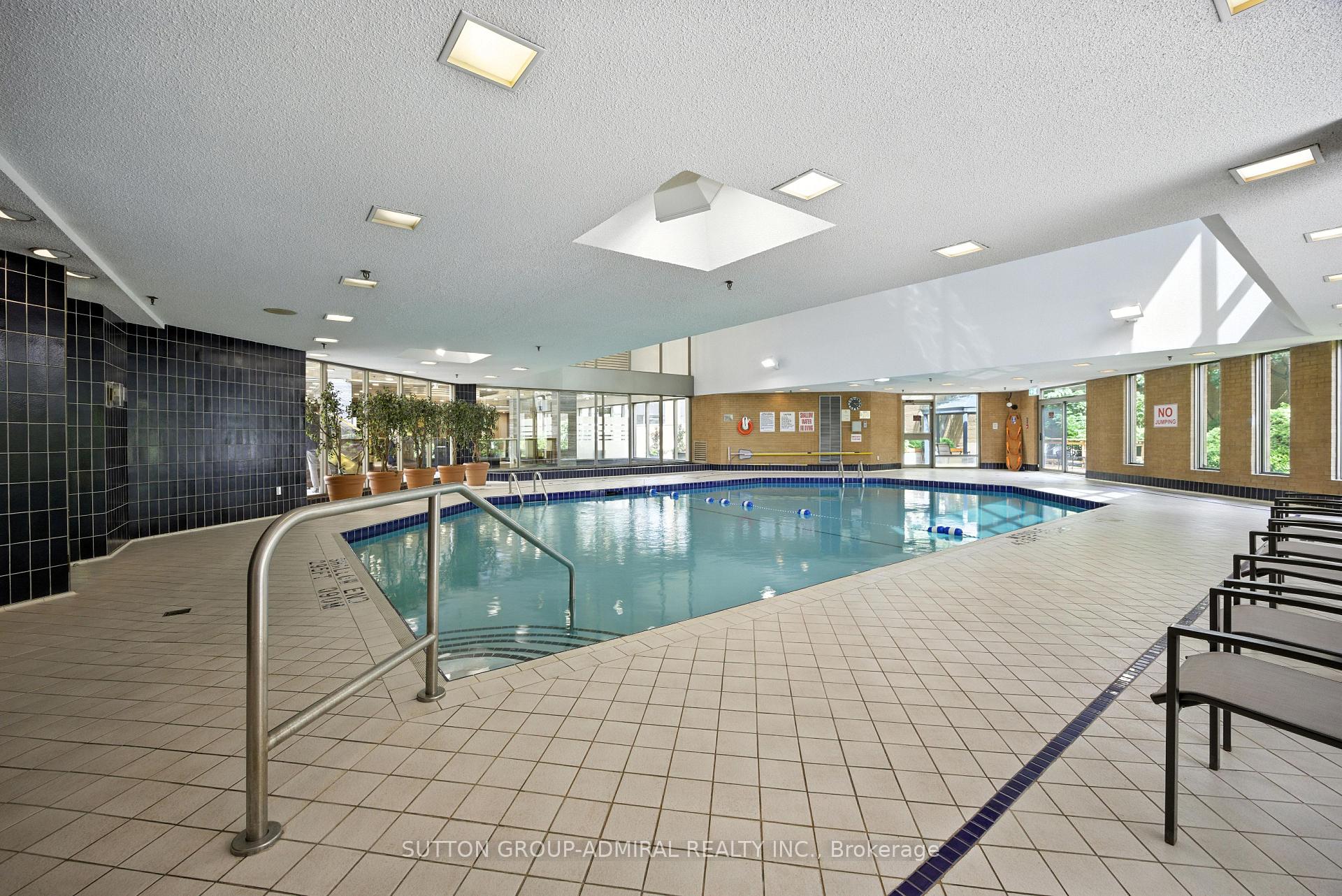 2 Bedrooms Condo at 131 Beecroft, Toronto For sale