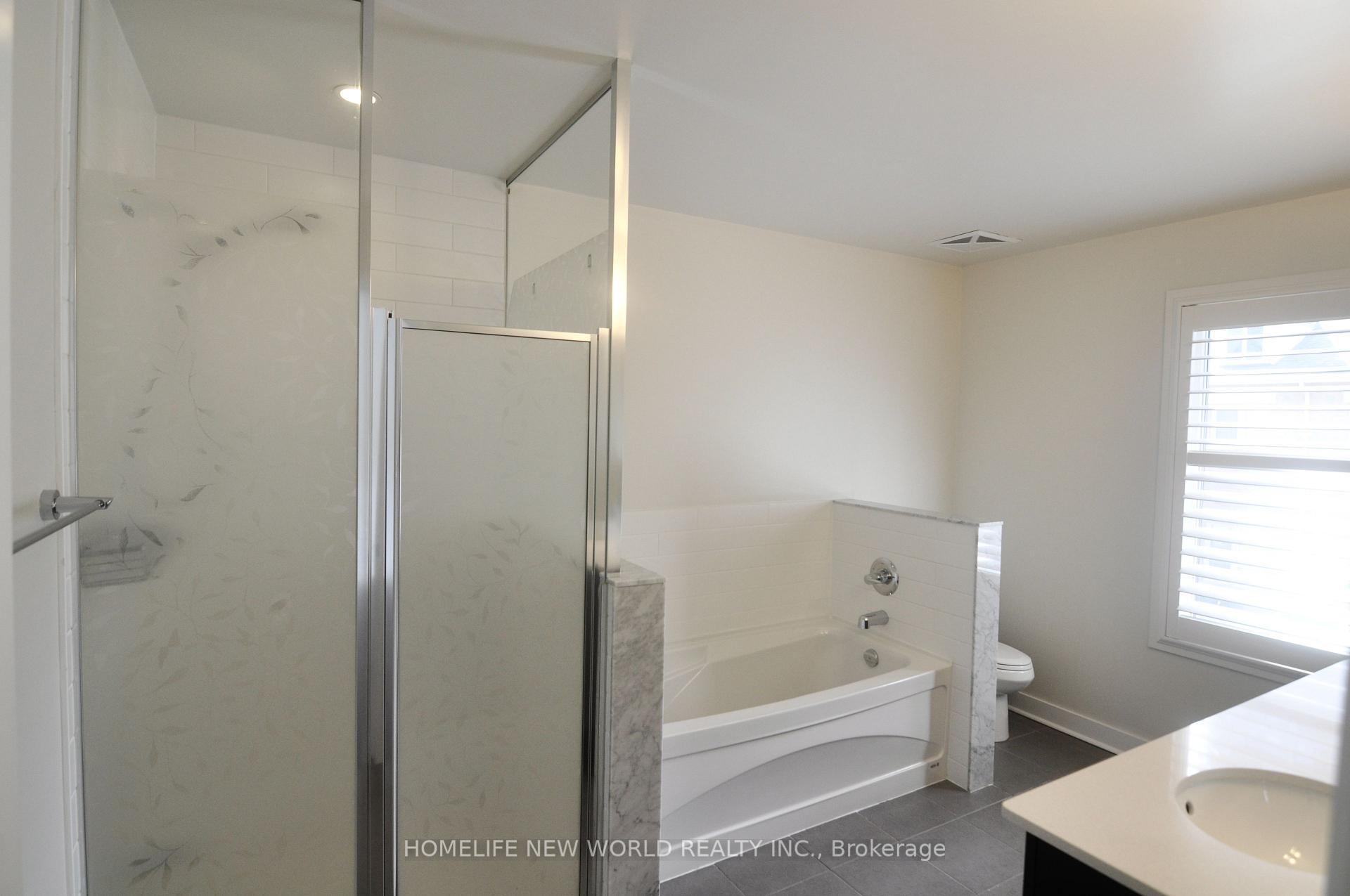 3 Bedrooms Condo at 370 Square One,  Mississauga For sale