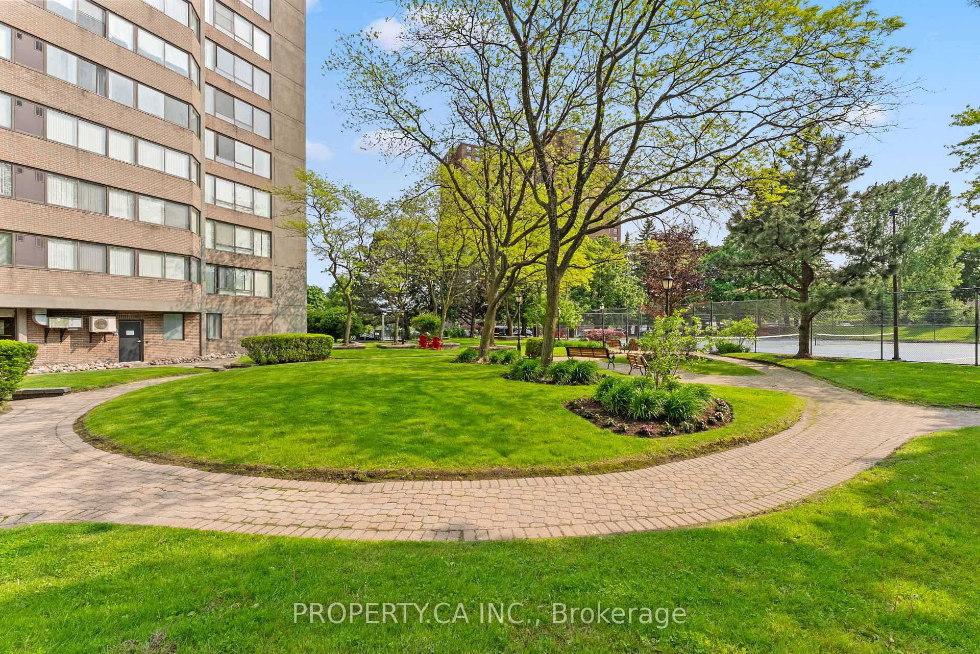 3 Bedrooms Condo at 40 Richview, Toronto For sale