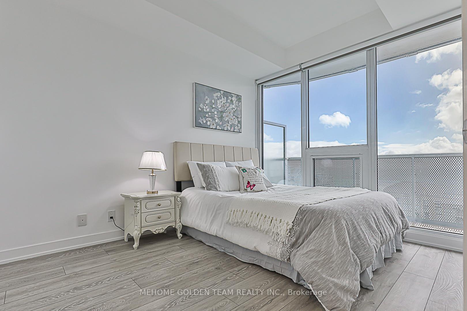 3 Bedrooms Condo at 15 Holmes, Toronto For sale