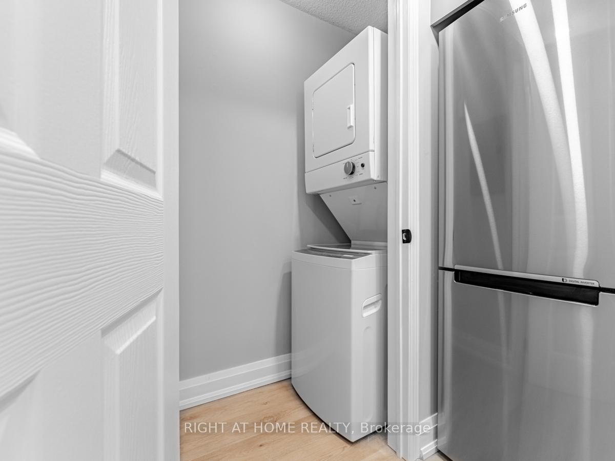 1 Bedroom Condo at 55 Kingsbridge Garden,  Mississauga For sale