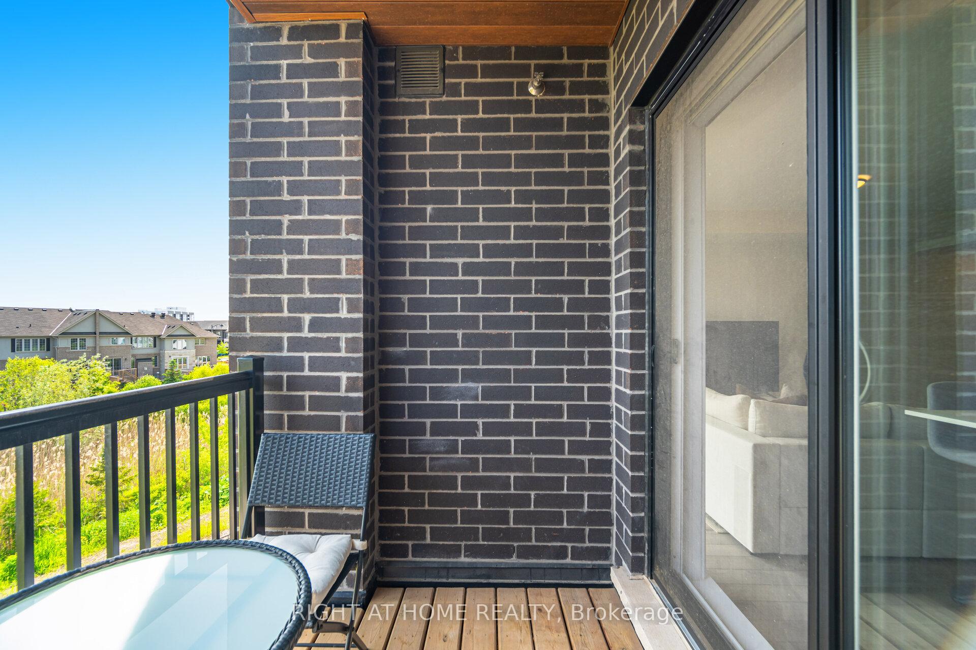 2 Bedrooms Condo at 349 Wheat Boom, Oakville For sale