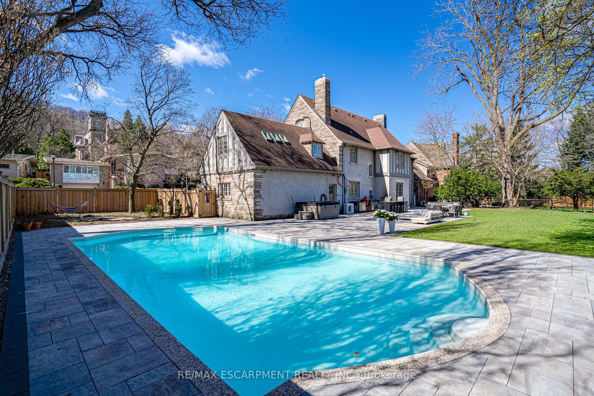 7 St. James Place, Hamilton, ON L8P 2N4