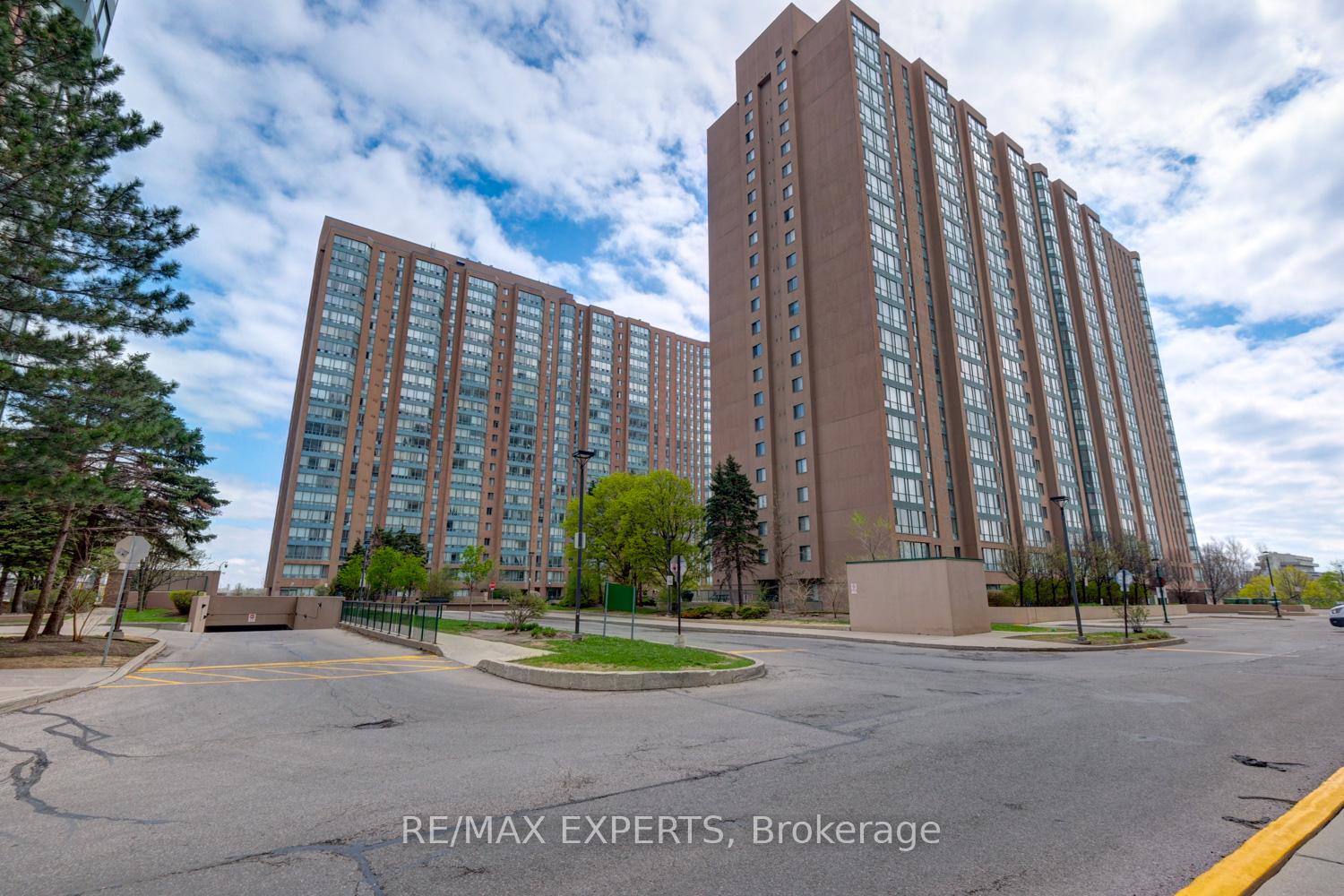 3 Bedrooms Condo at 145 Hillcrest, Mississauga For sale