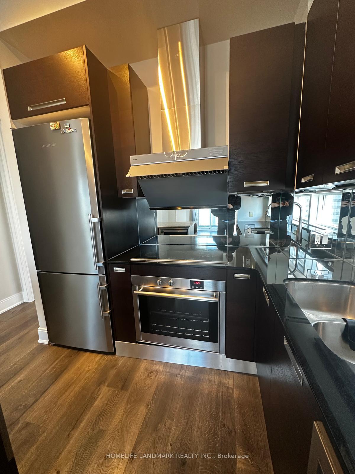 2 Bedrooms Condo at 21 Balmuto, Toronto For sale