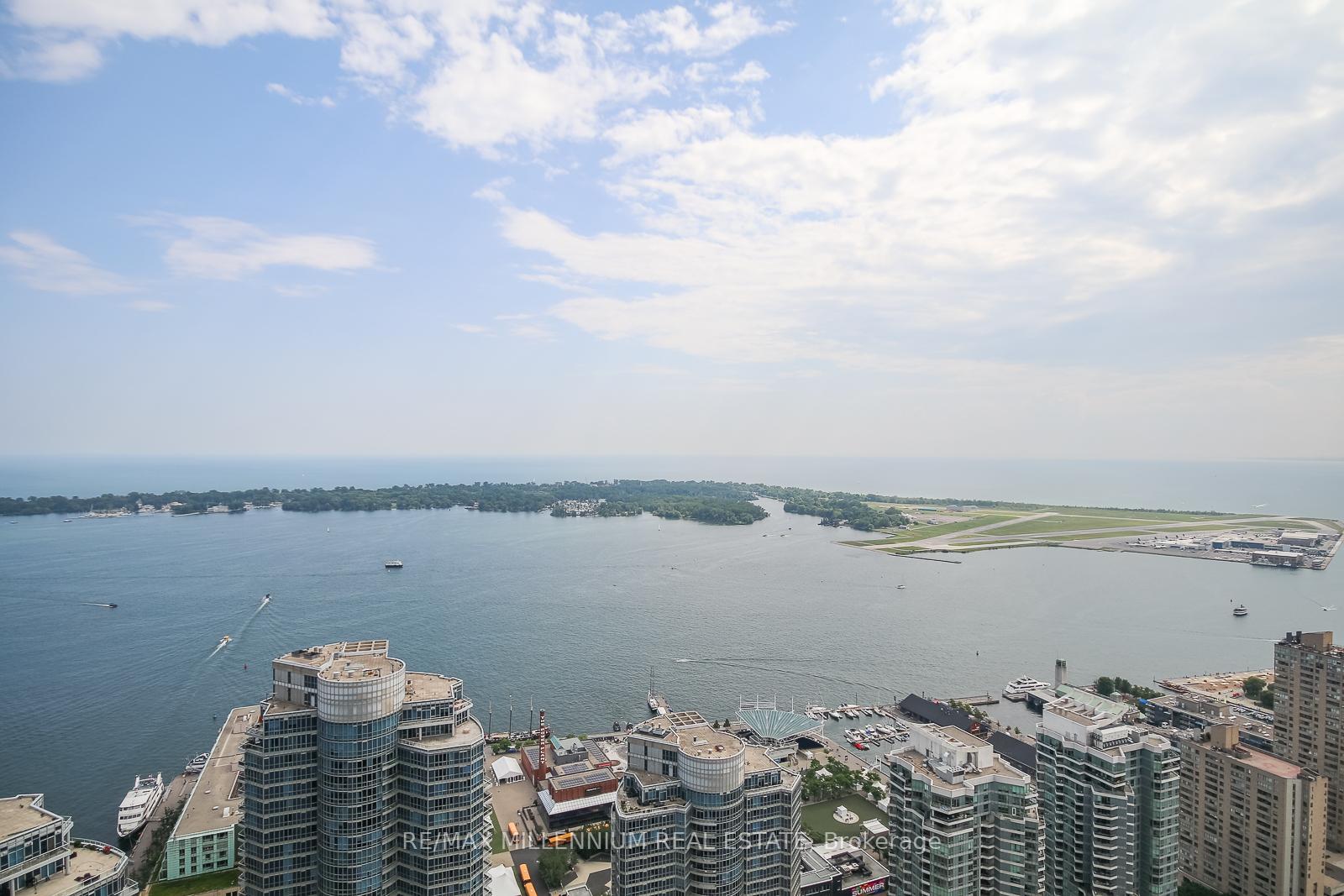 3 Bedrooms Condo at 12 York,  Toronto For sale
