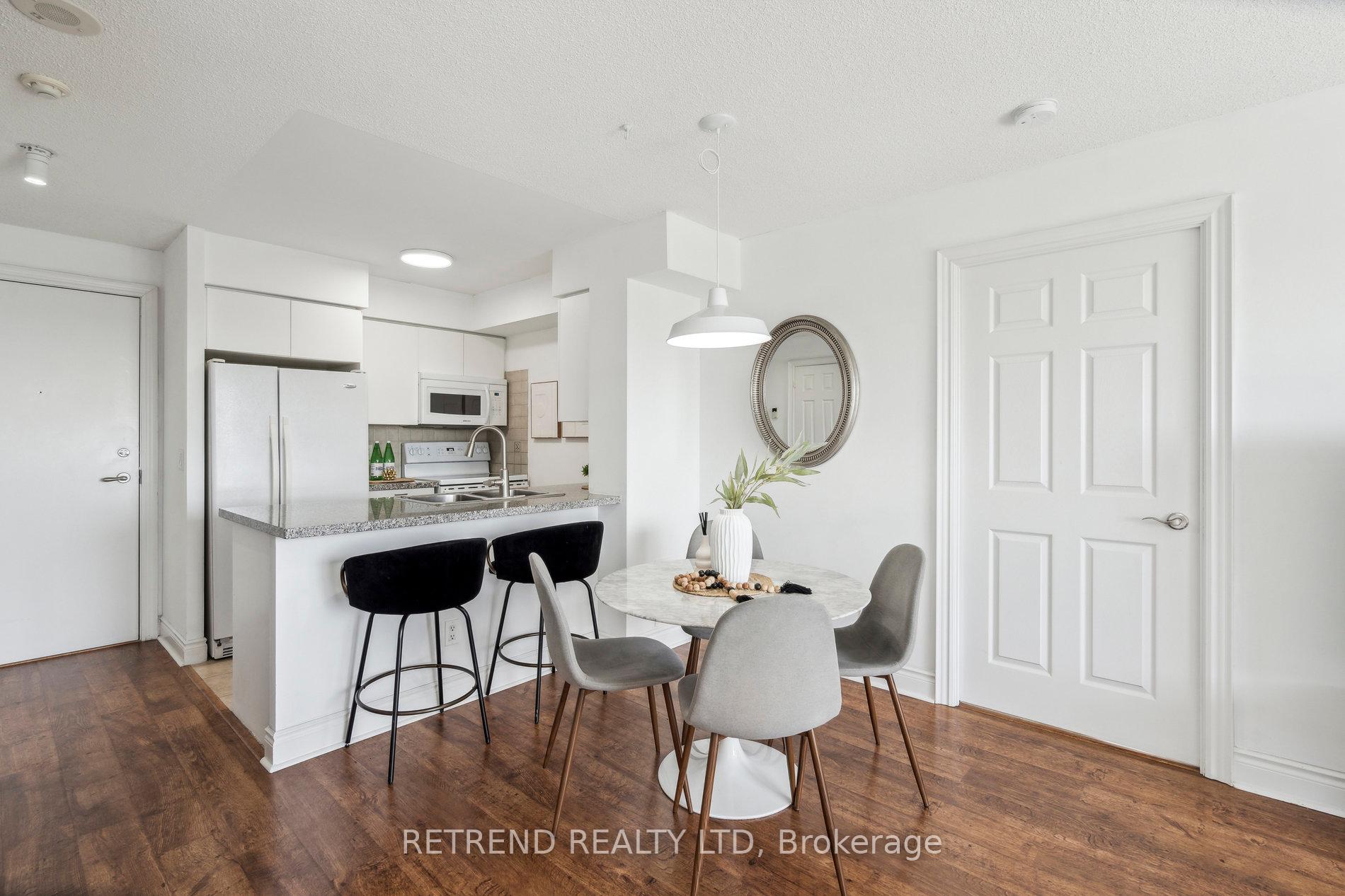 2 Bedrooms Condo at 15 Greenview, Toronto For sale