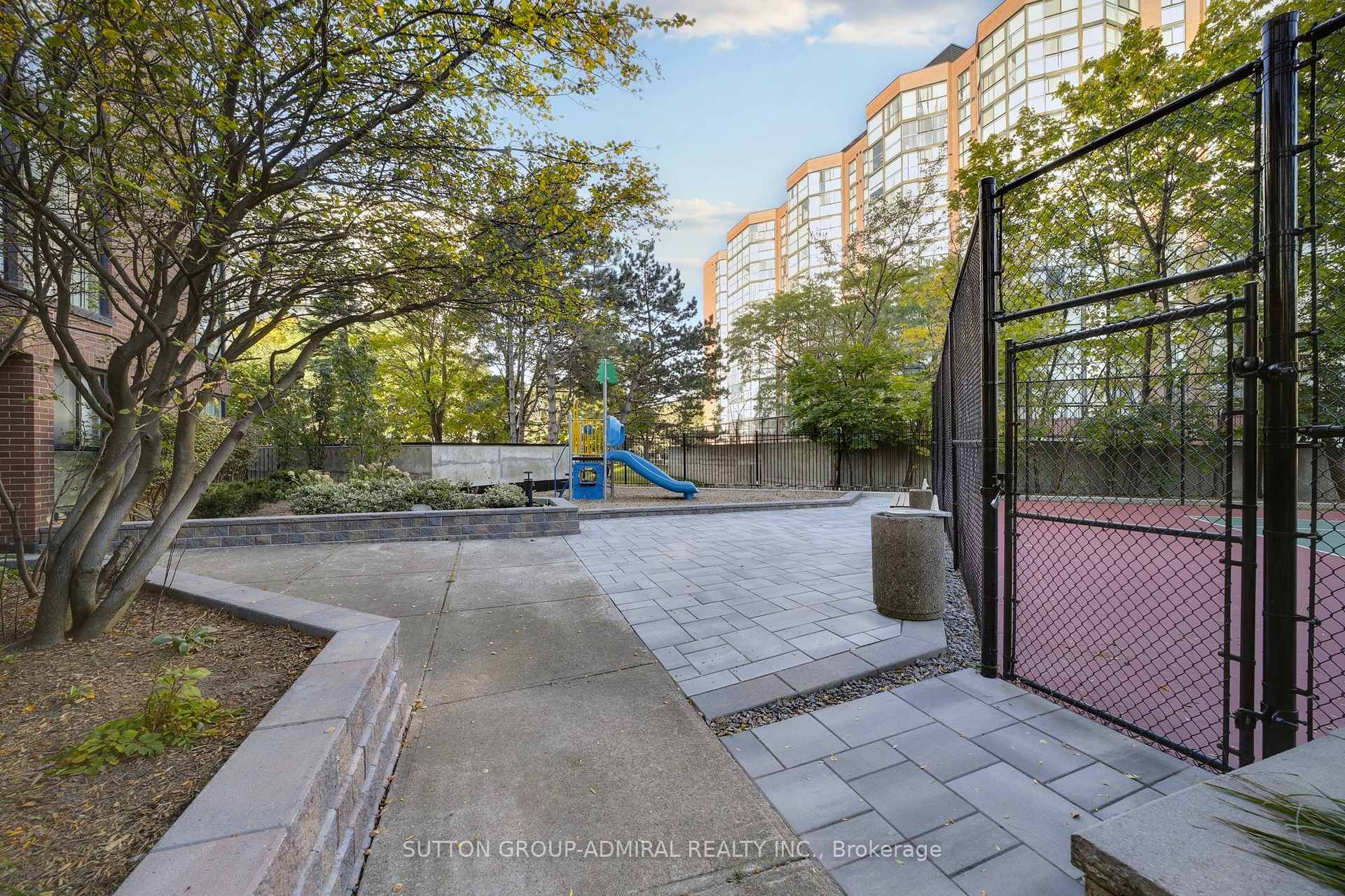 2 Bedrooms Condo at 2091 Hurontario, Mississauga For sale