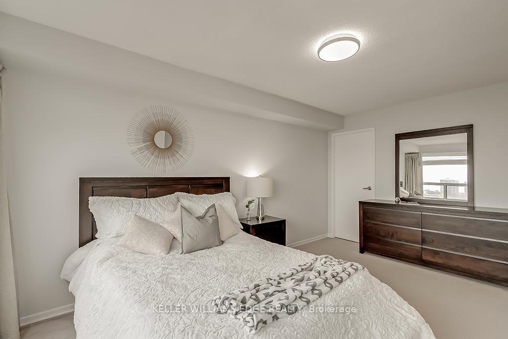 3 Bedrooms Condo at 475 The West Mall,  Toronto For sale